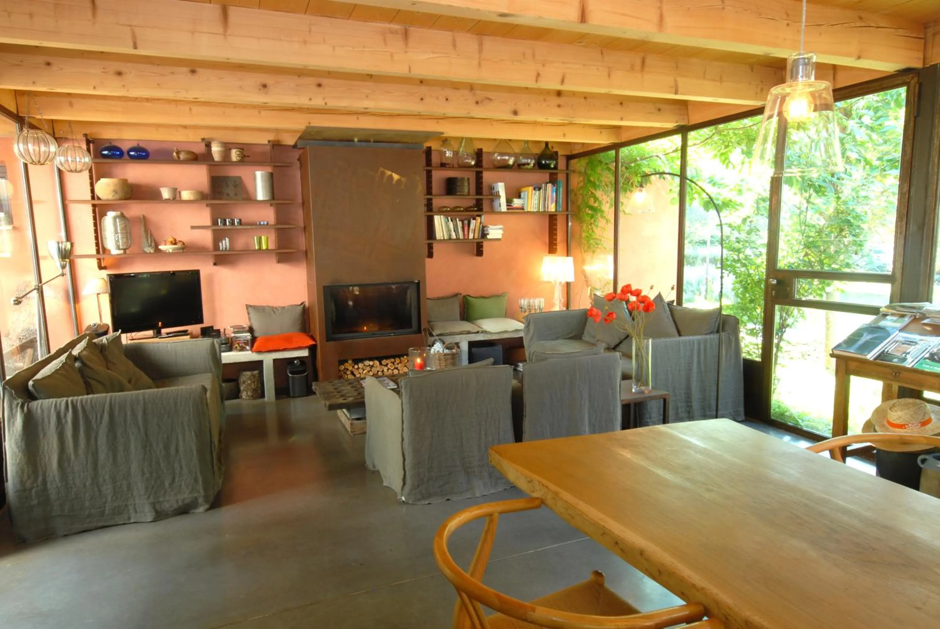 Communal lounge/ TV room in Les Pierres Sauvages