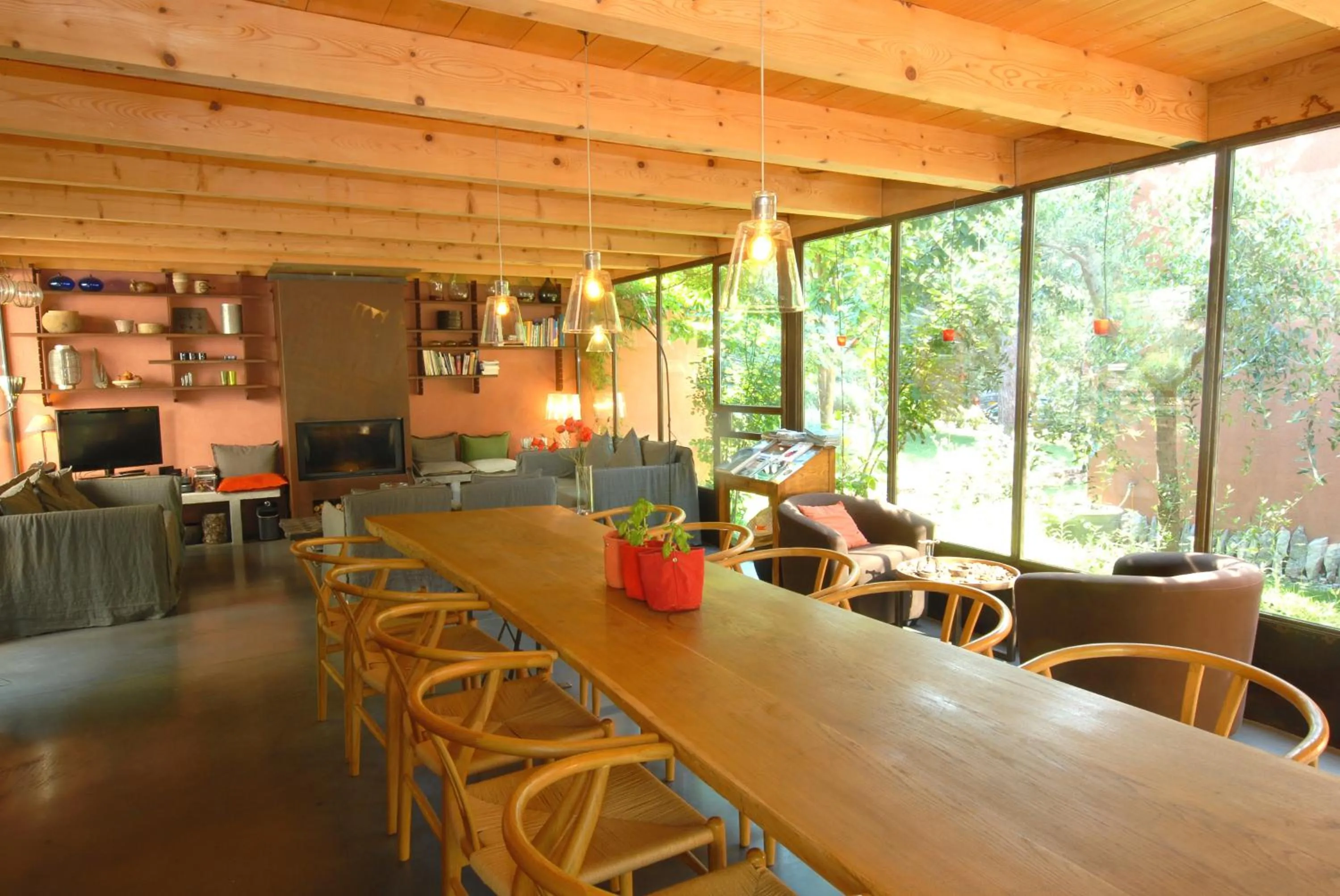 Communal lounge/ TV room in Les Pierres Sauvages