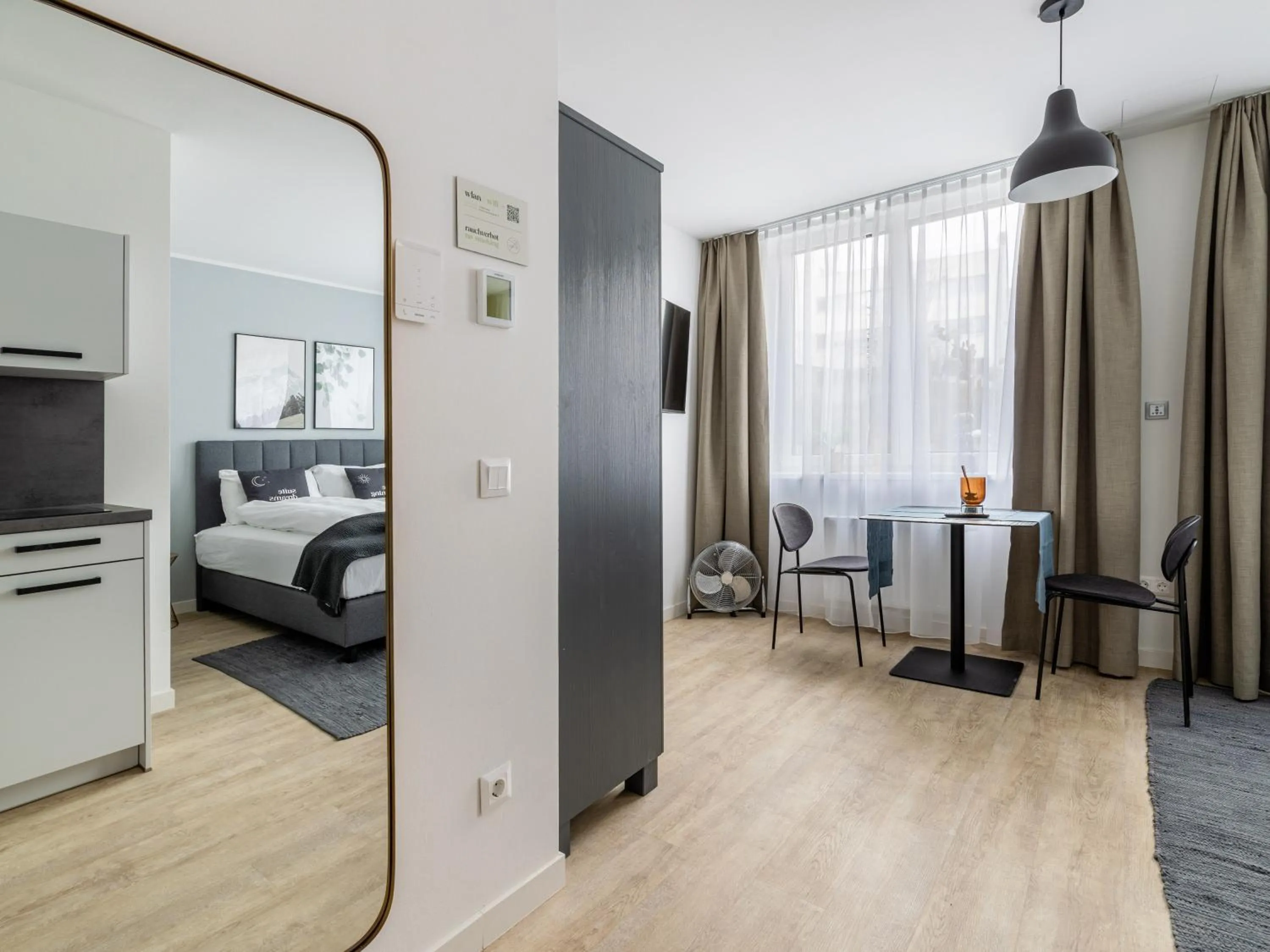 Photo of the whole room, Bed in Limehome Klagenfurt Karfreitstraße