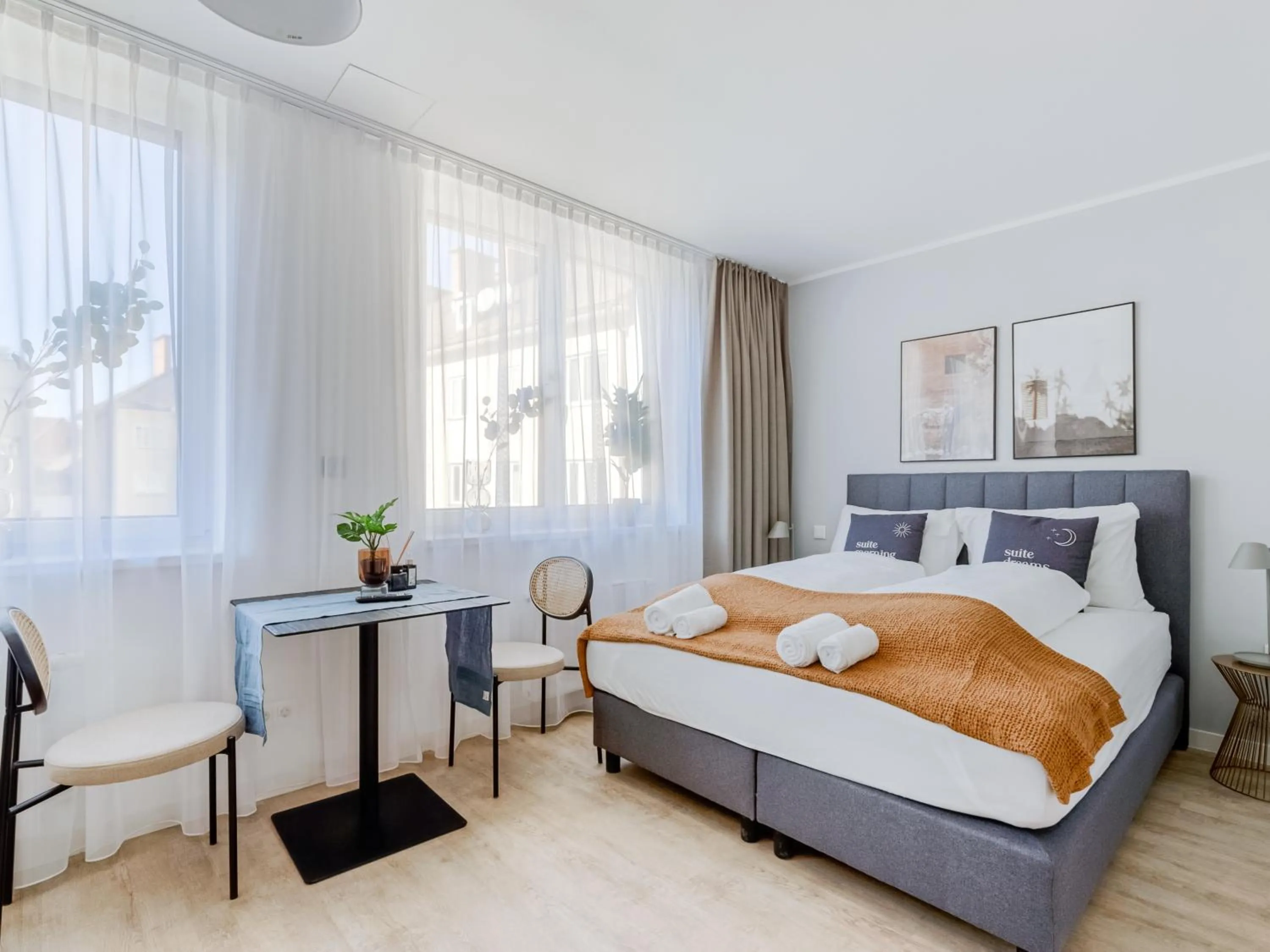 Photo of the whole room, Bed in Limehome Klagenfurt Karfreitstraße