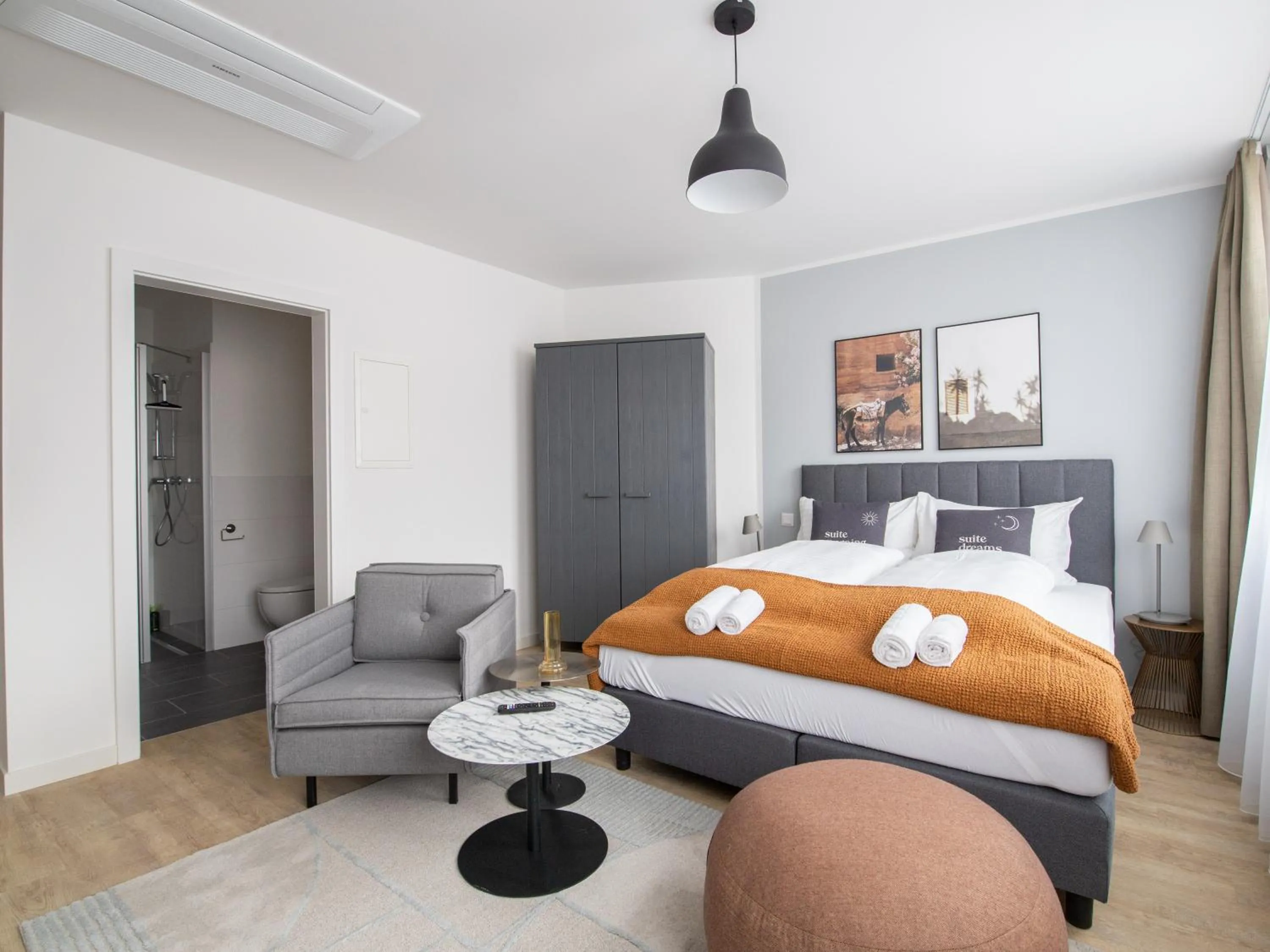 Photo of the whole room, Bed in Limehome Klagenfurt Karfreitstraße