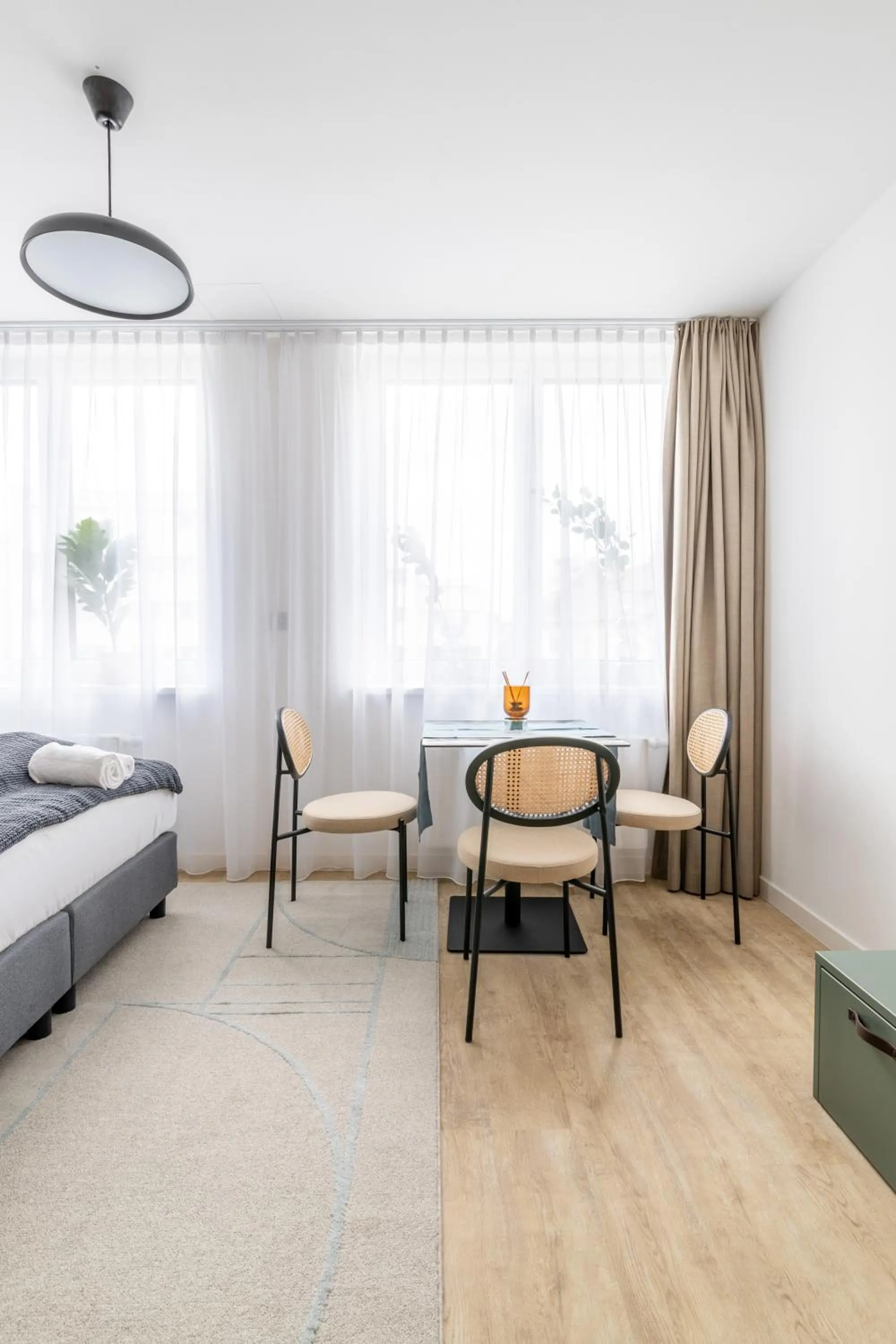 Dining area, Bed in Limehome Klagenfurt Karfreitstraße