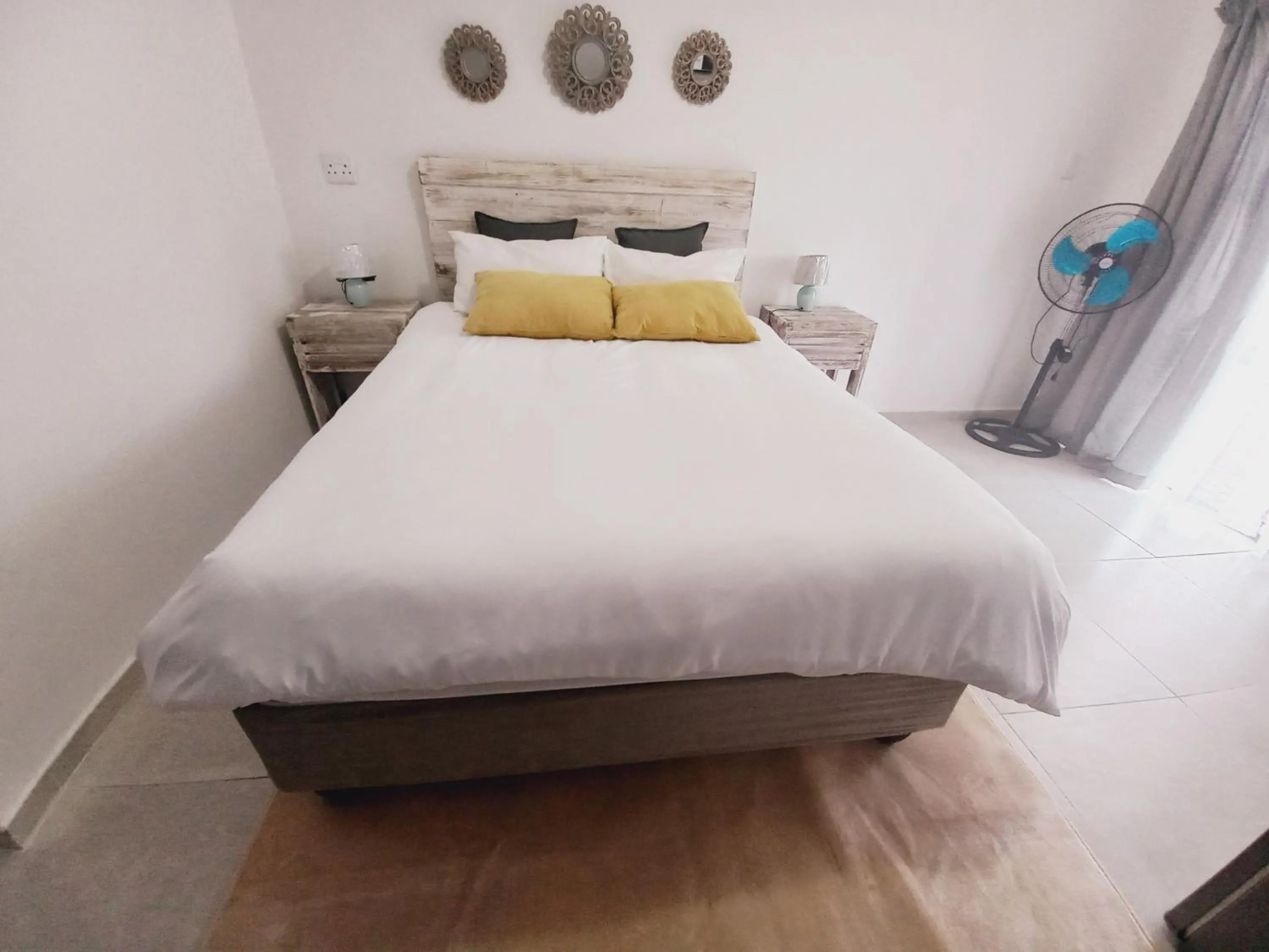 Photo of the whole room, Bed in Lime Court Three