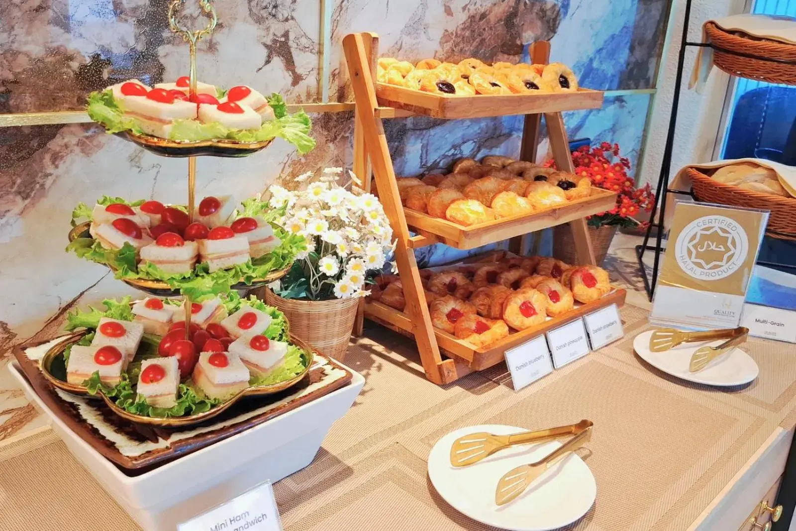 Food and drinks in Quality Beach Resorts and Spa Patong Food and drinks in Quality Beach Resorts and Spa Patong