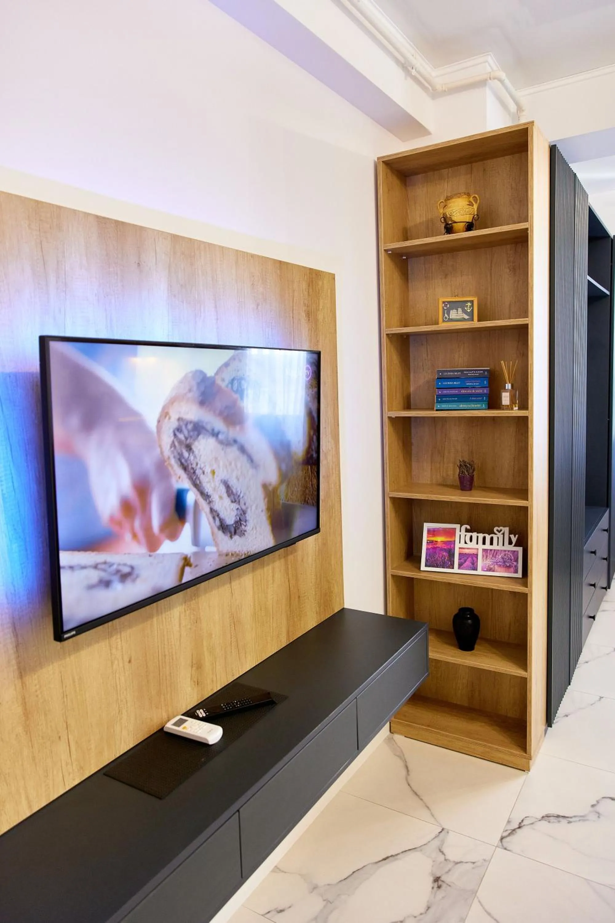 TV and multimedia in Apartamente by R S
