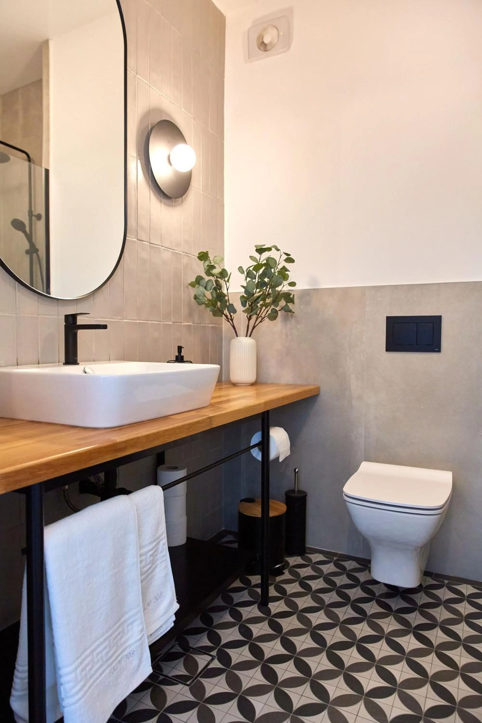 Toilet in Apartamente by R S