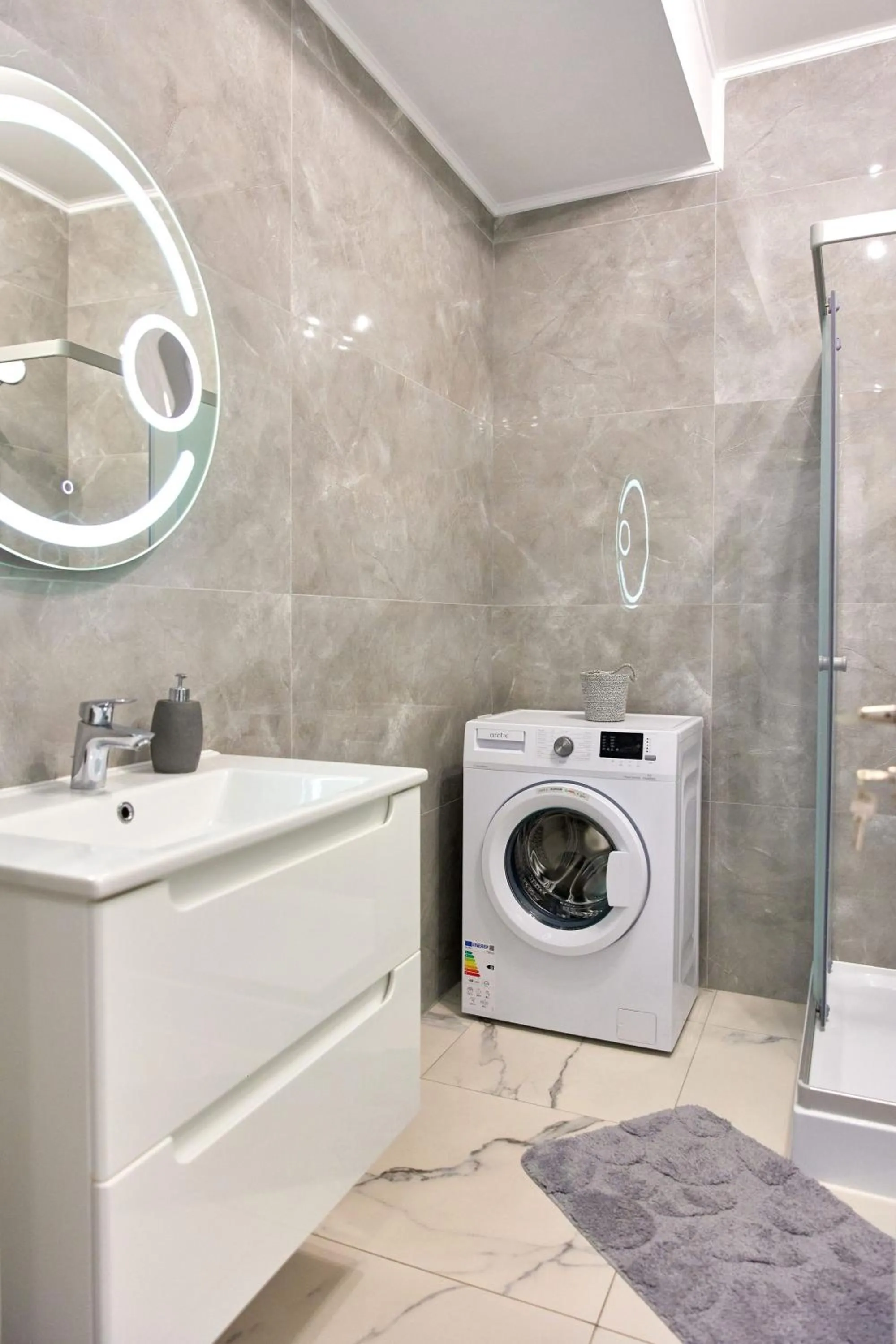 Shower in Apartamente by R S