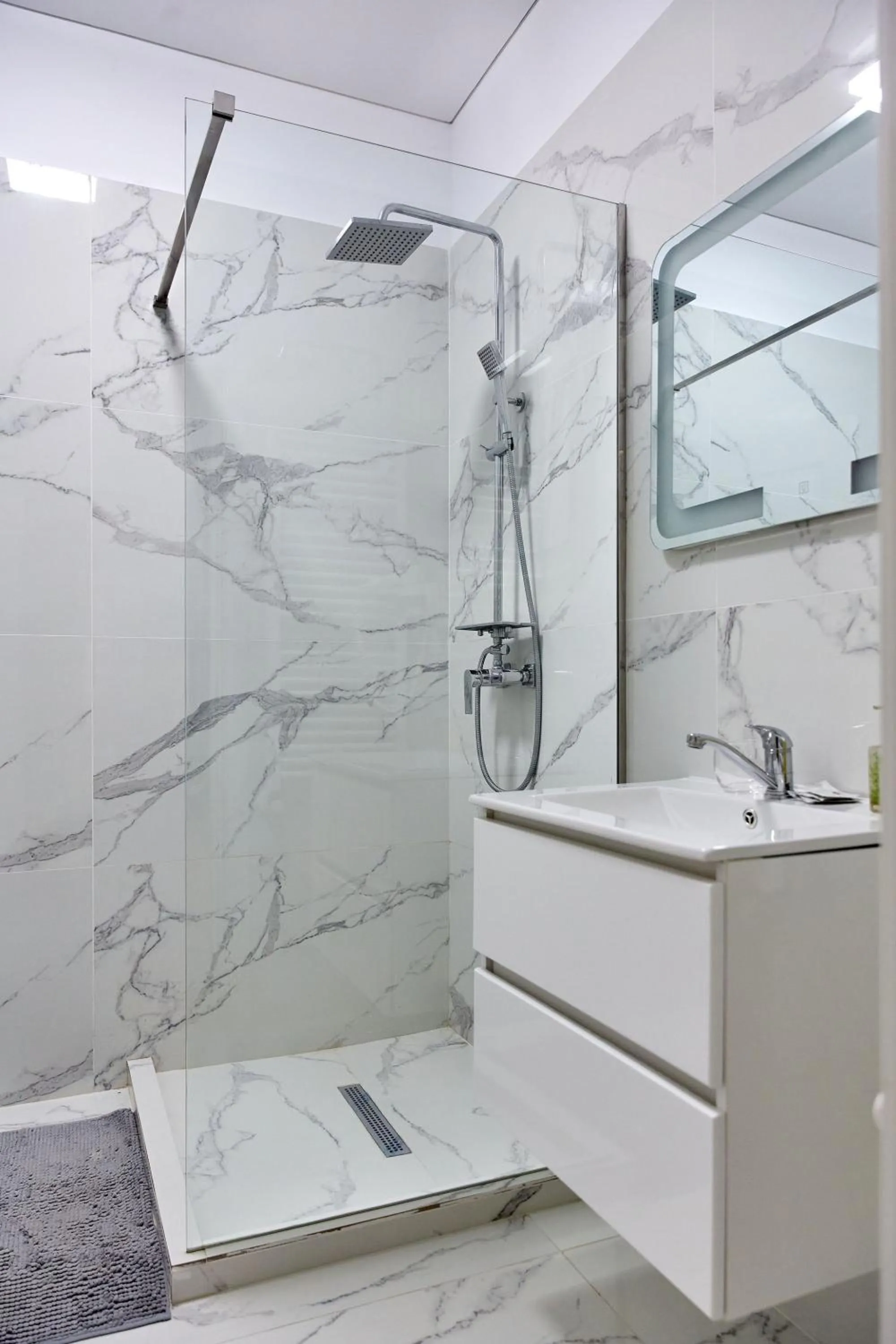 Shower in Apartamente by R S