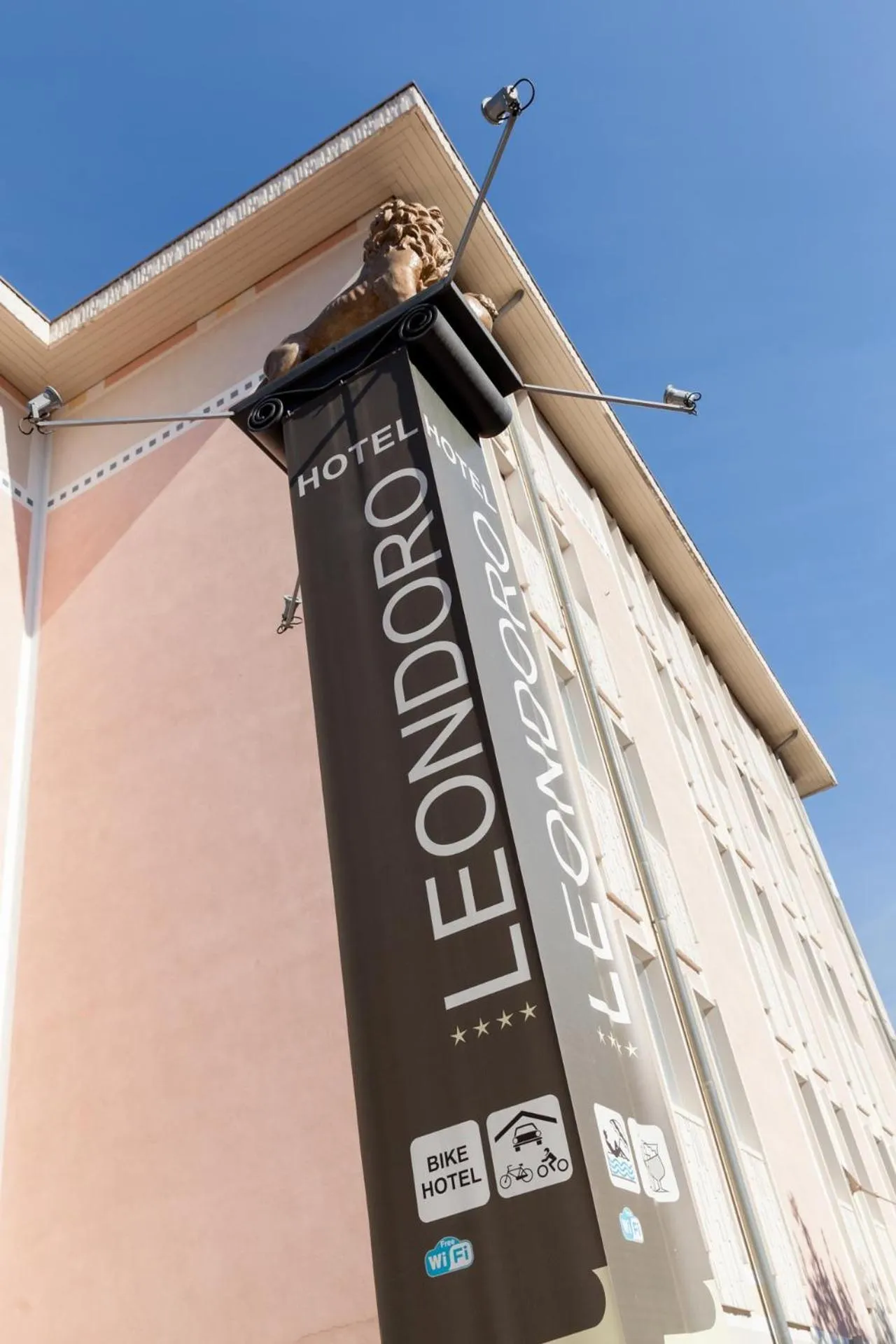 Property building in Hotel Leon d'Oro