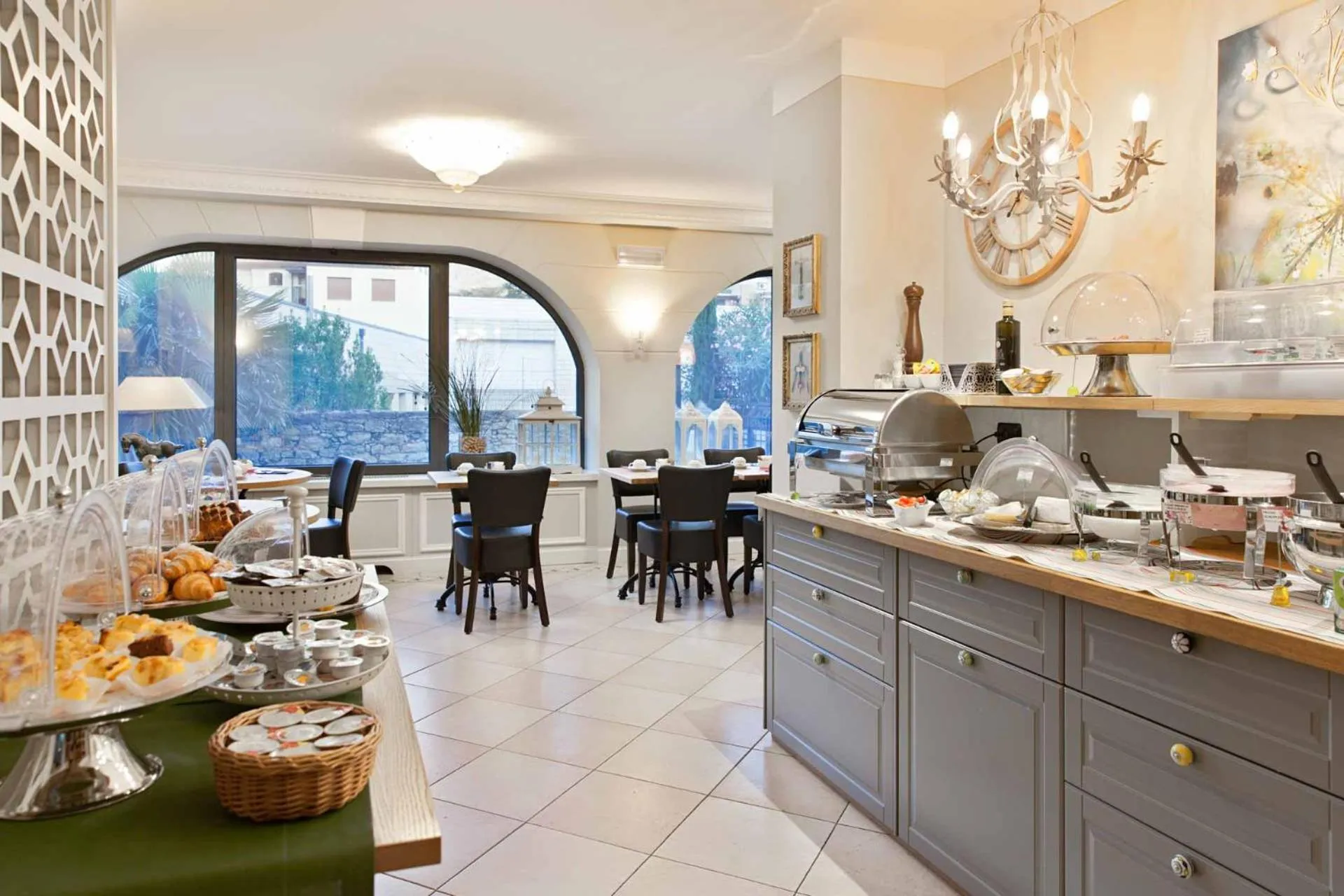 Buffet breakfast in Hotel Leon d'Oro