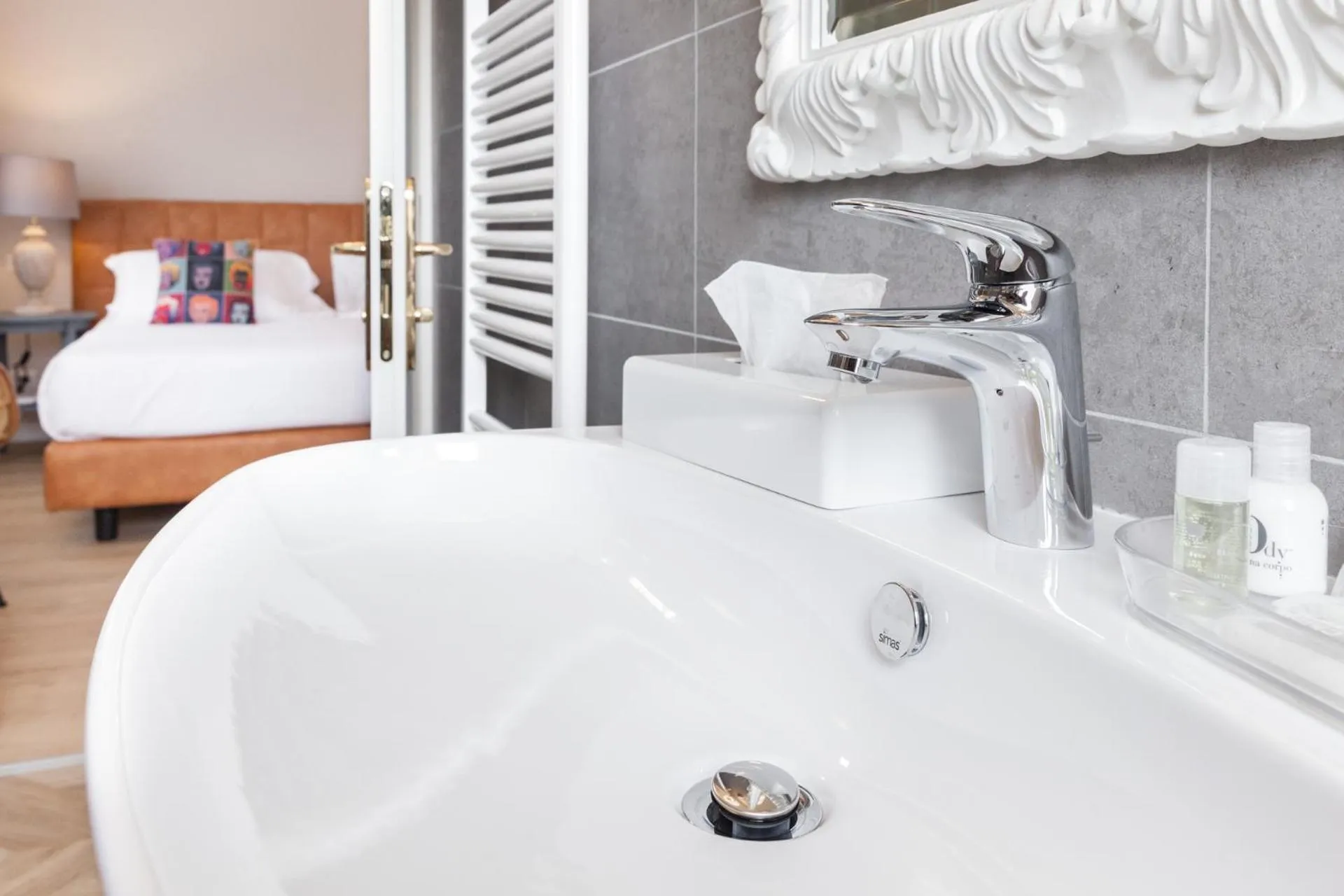 Bathroom, Bed in Hotel Leon d'Oro