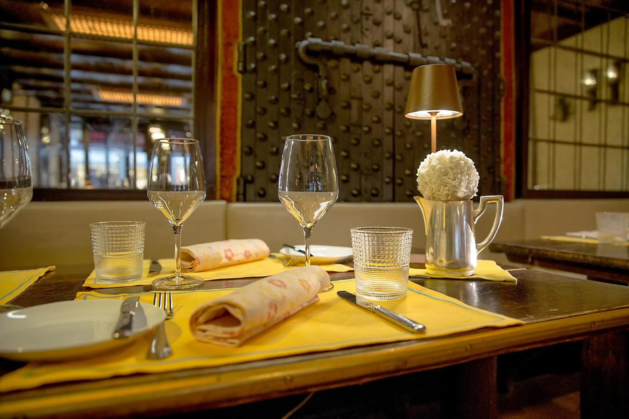 Restaurant/places to eat in Hotel Saturnia & International