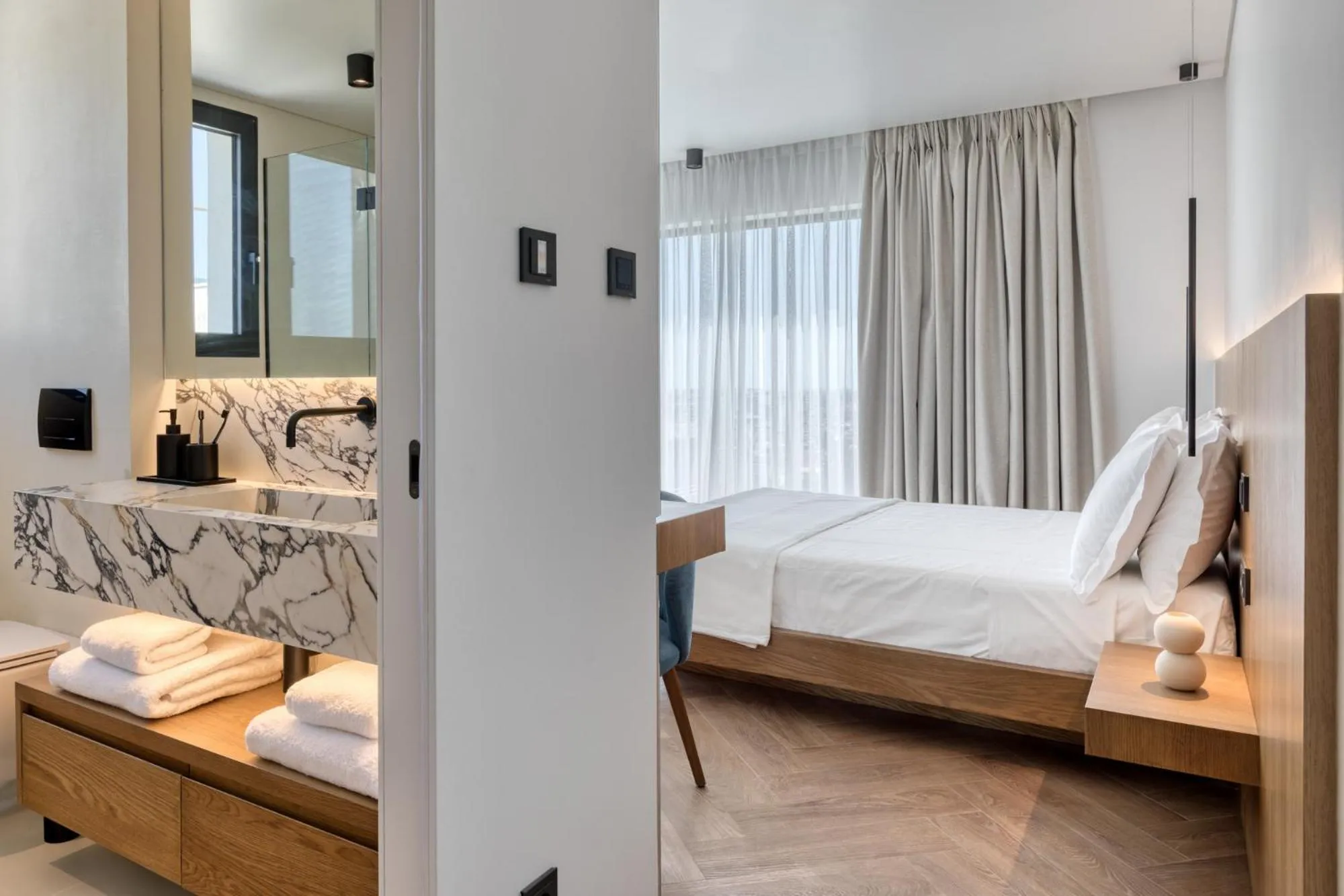 Bathroom, Bed in Neoma