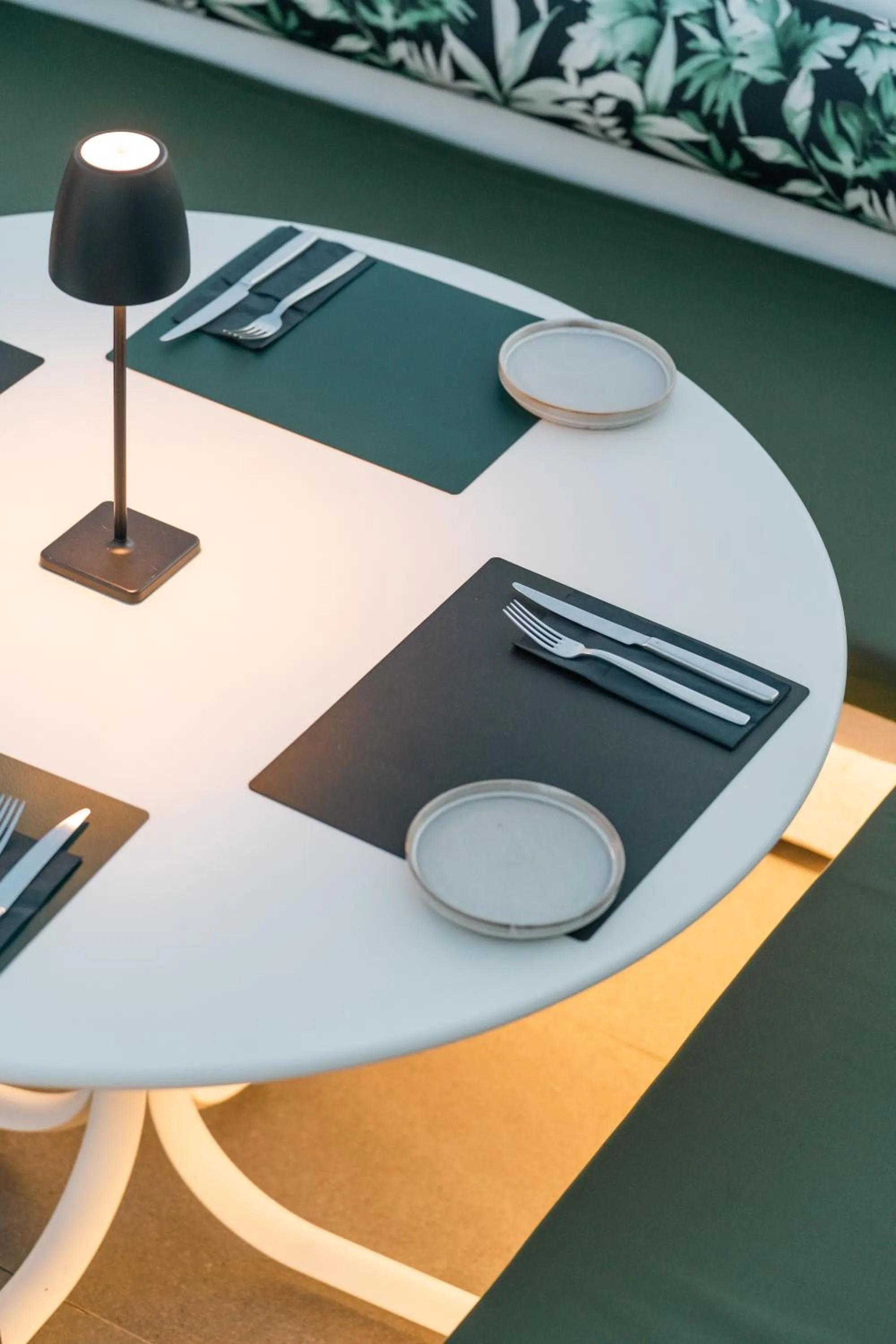 Restaurant/places to eat in Neoma