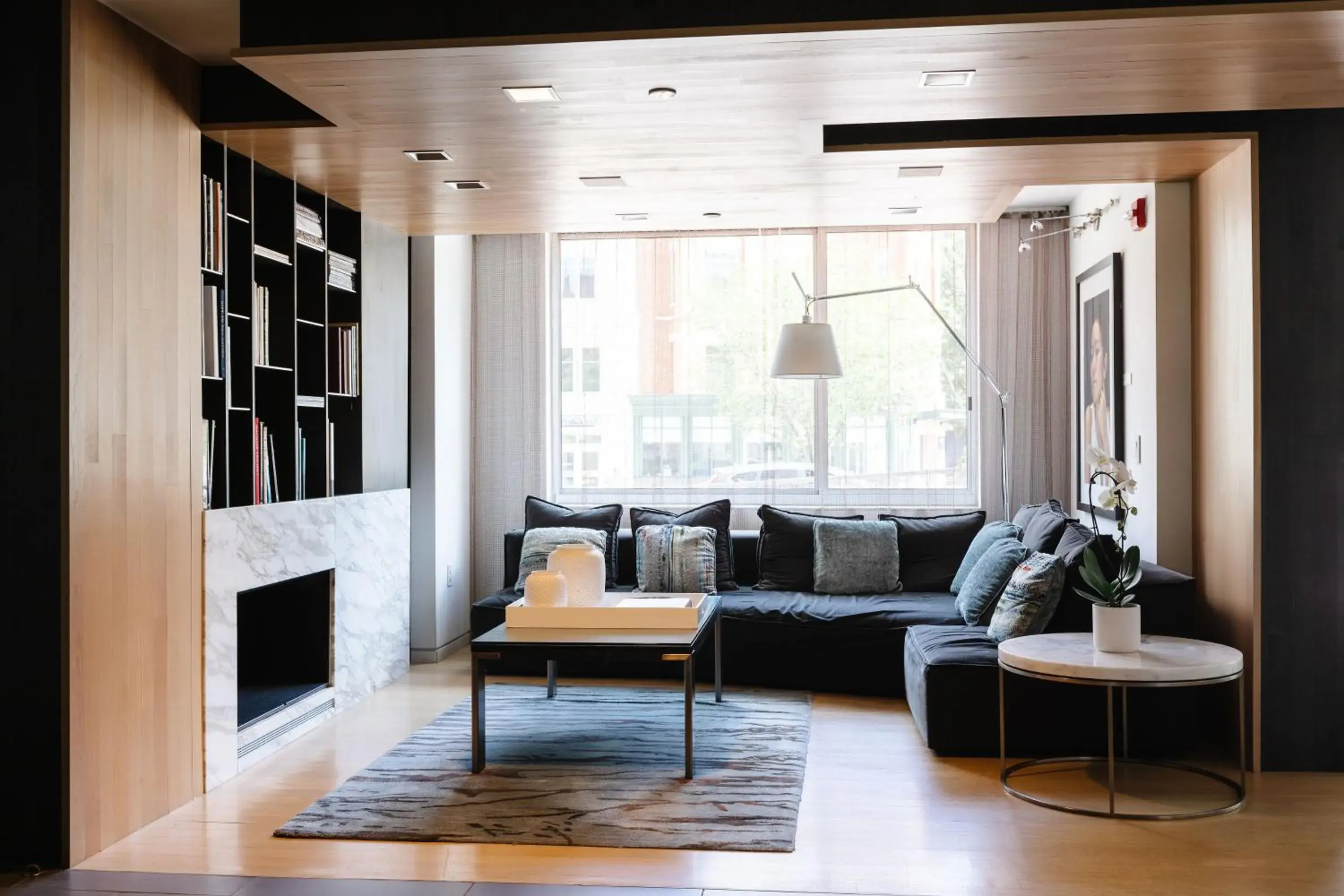 Lounge or bar in 2500 Penn, a Placemakr Experience Lounge or bar in 2500 Penn, a Placemakr Experience