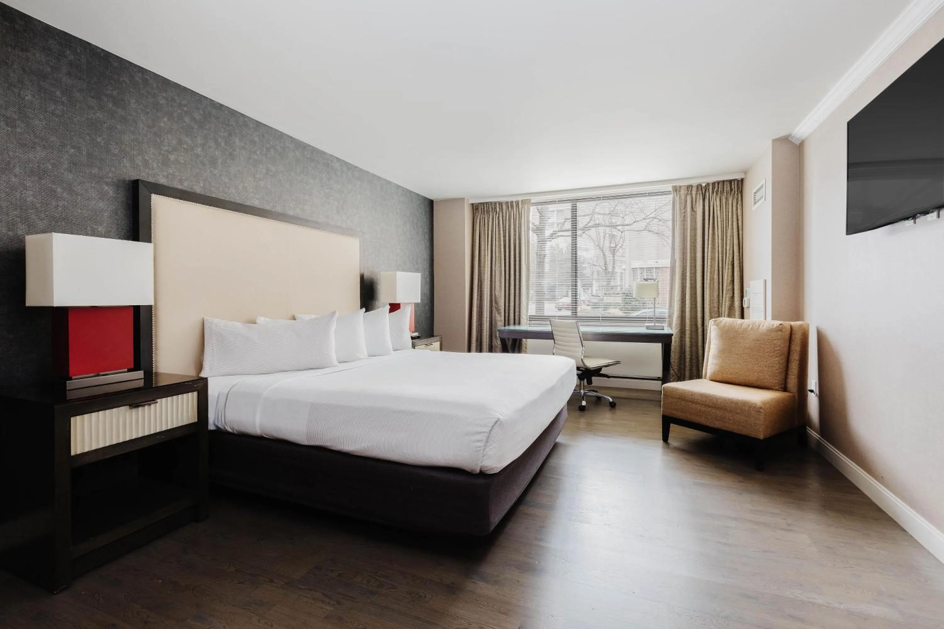 Bed in 2500 Penn, a Placemakr Experience