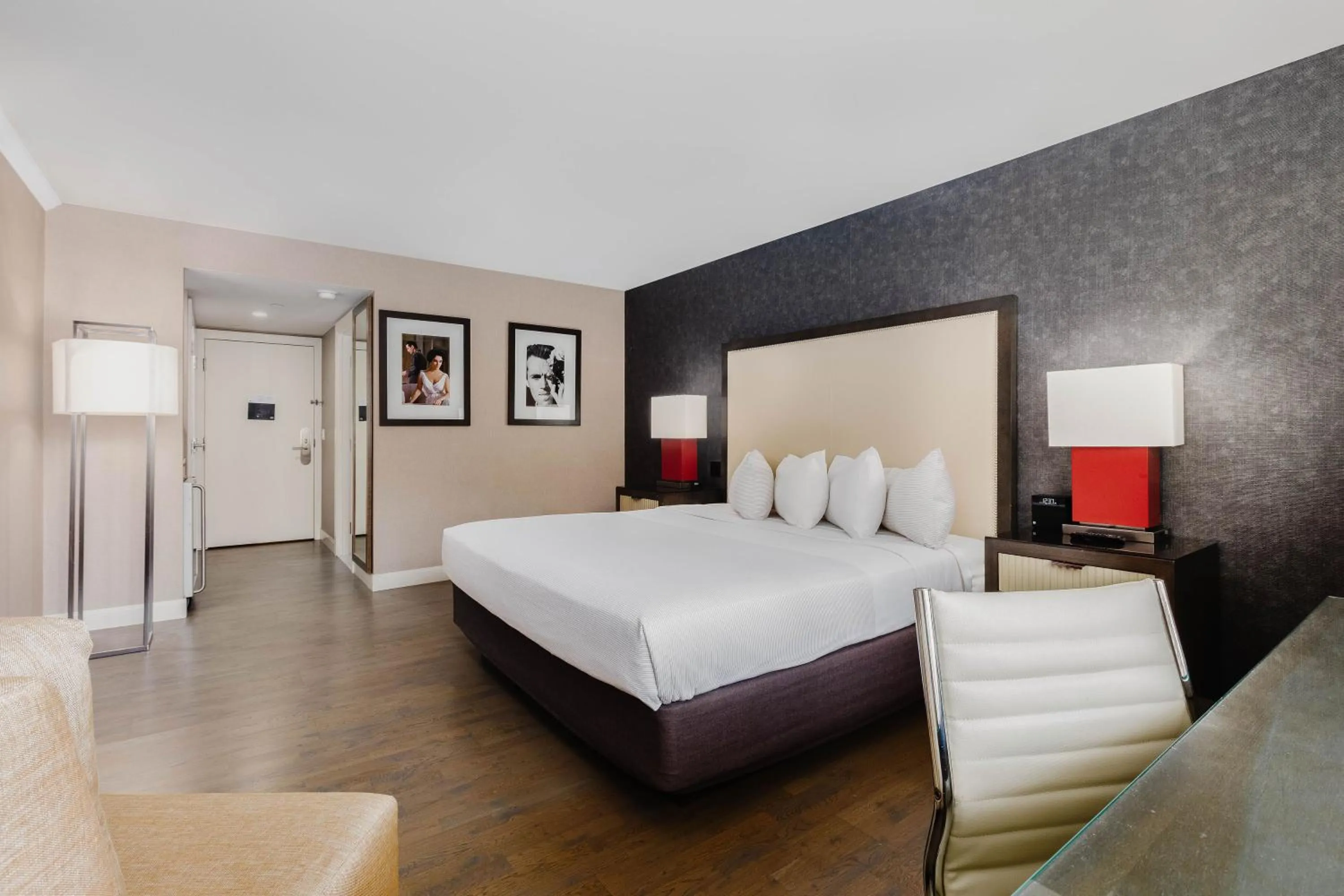 Bed in 2500 Penn, a Placemakr Experience