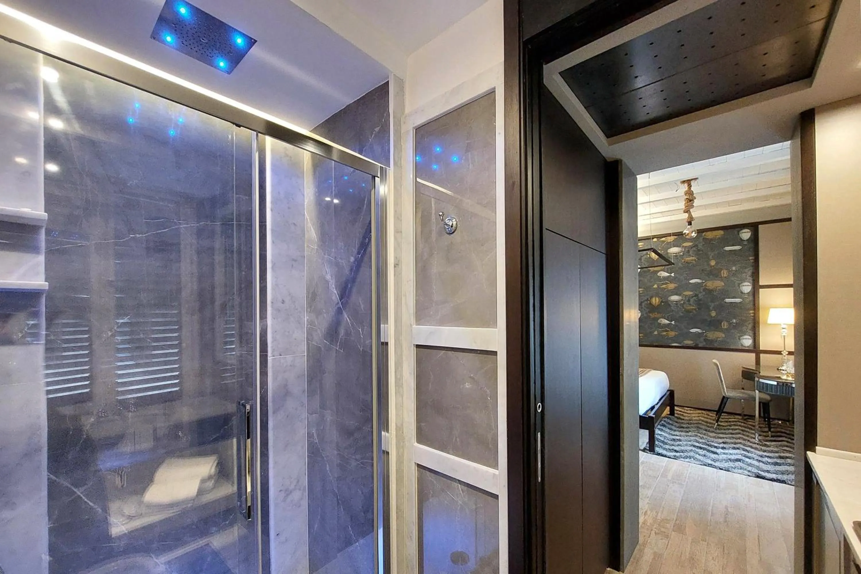 Shower in HELMIRAGE PIAZZA DI SPAGNA SUITE