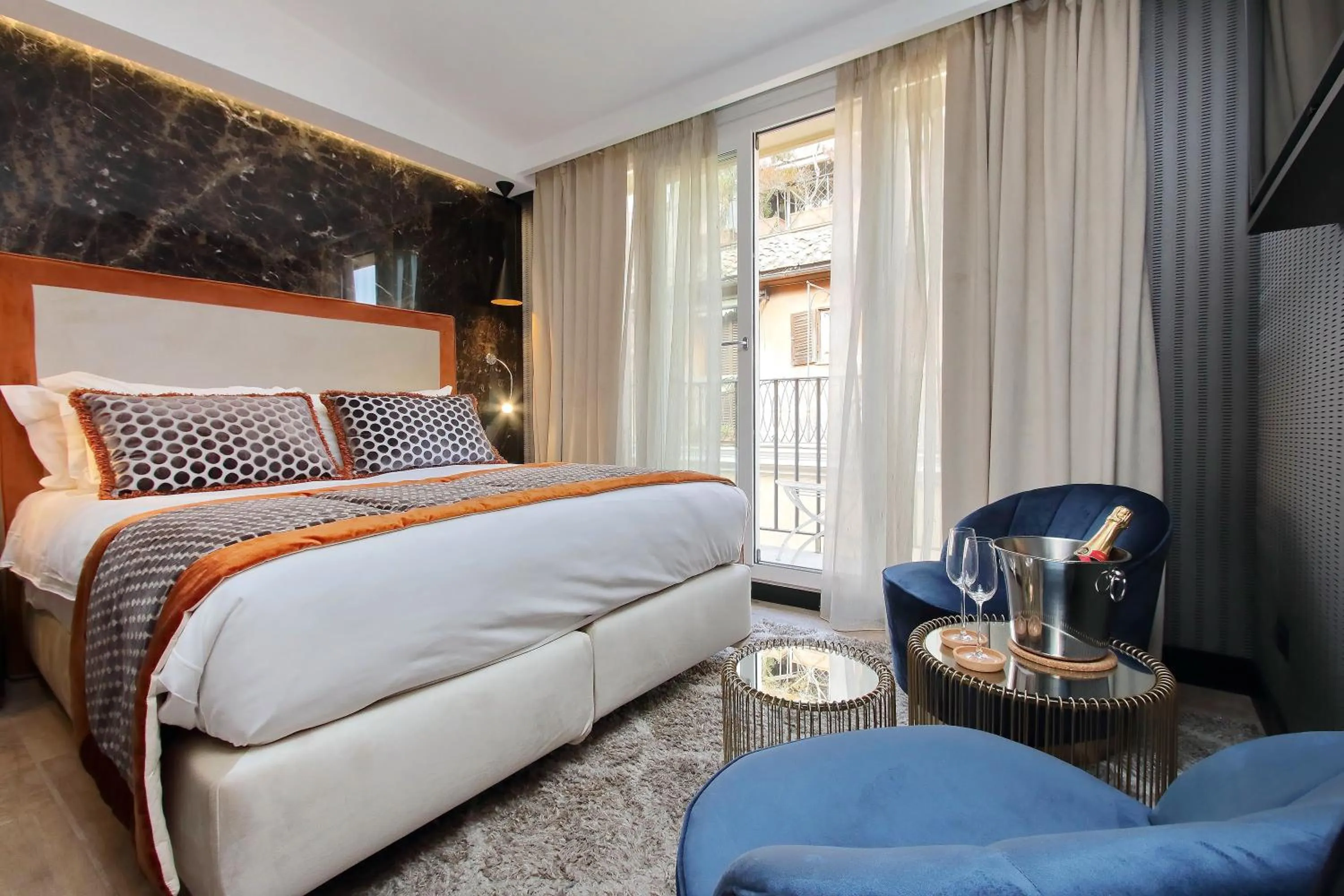 Bed in HELMIRAGE PIAZZA DI SPAGNA SUITE