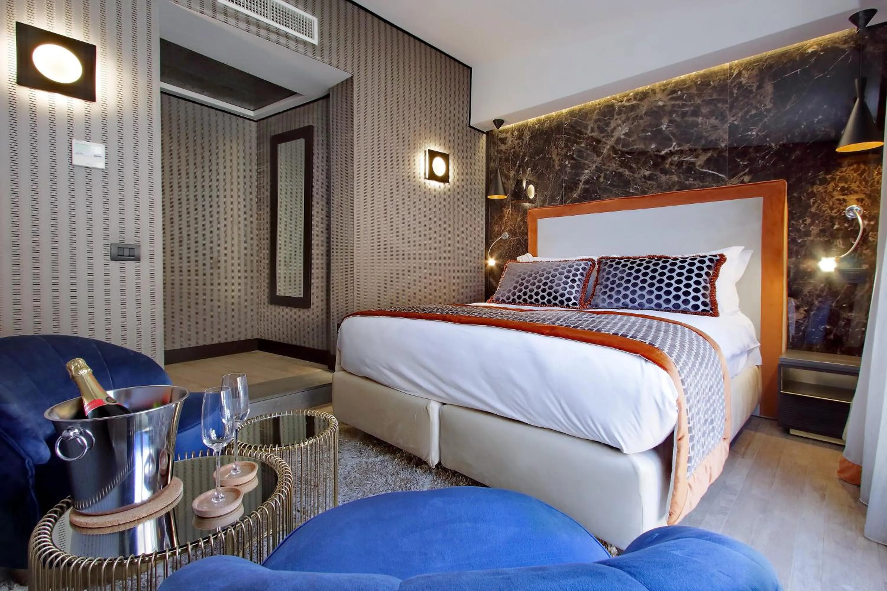 Bed in HELMIRAGE PIAZZA DI SPAGNA SUITE
