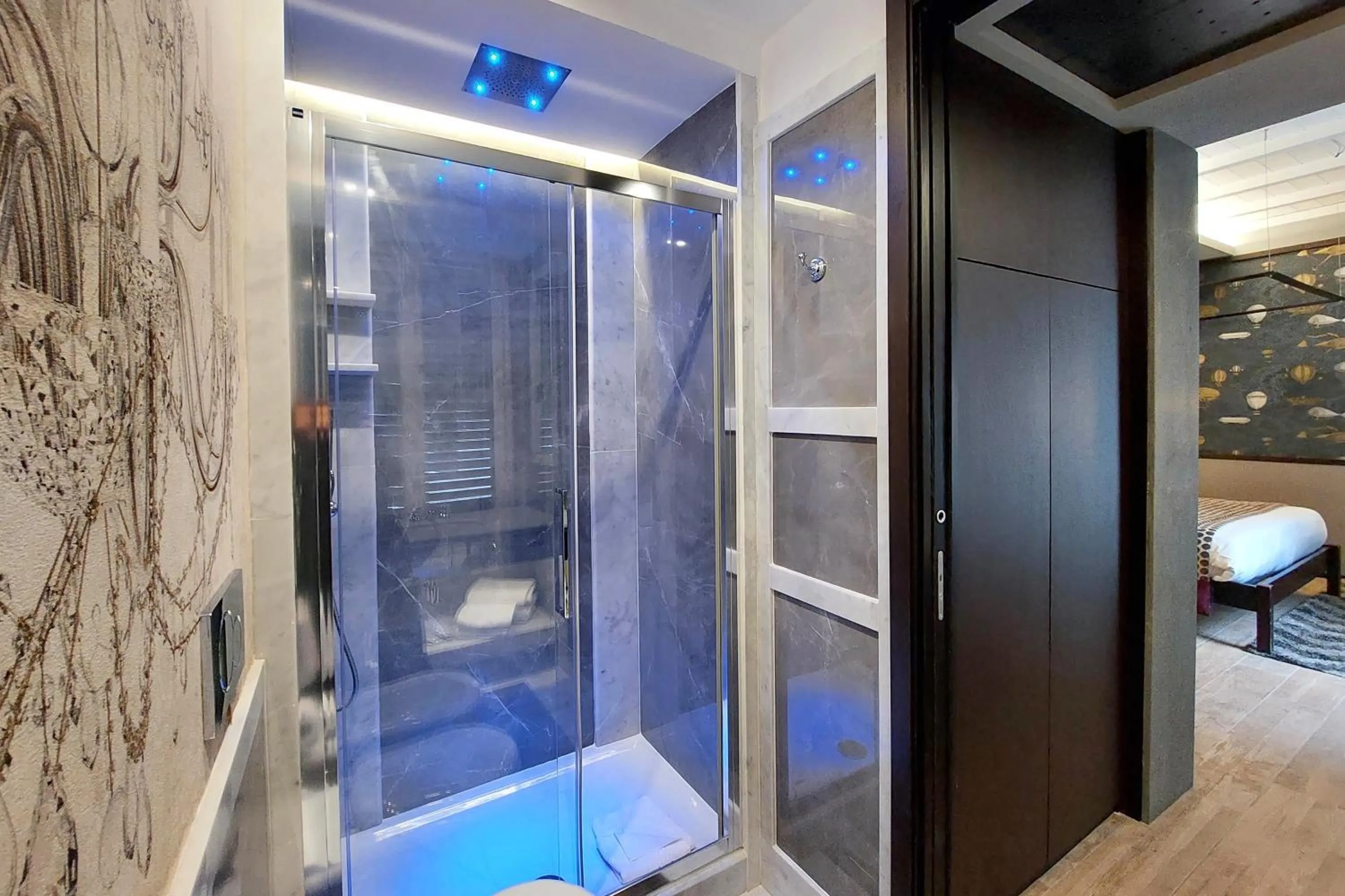 Shower in HELMIRAGE PIAZZA DI SPAGNA SUITE