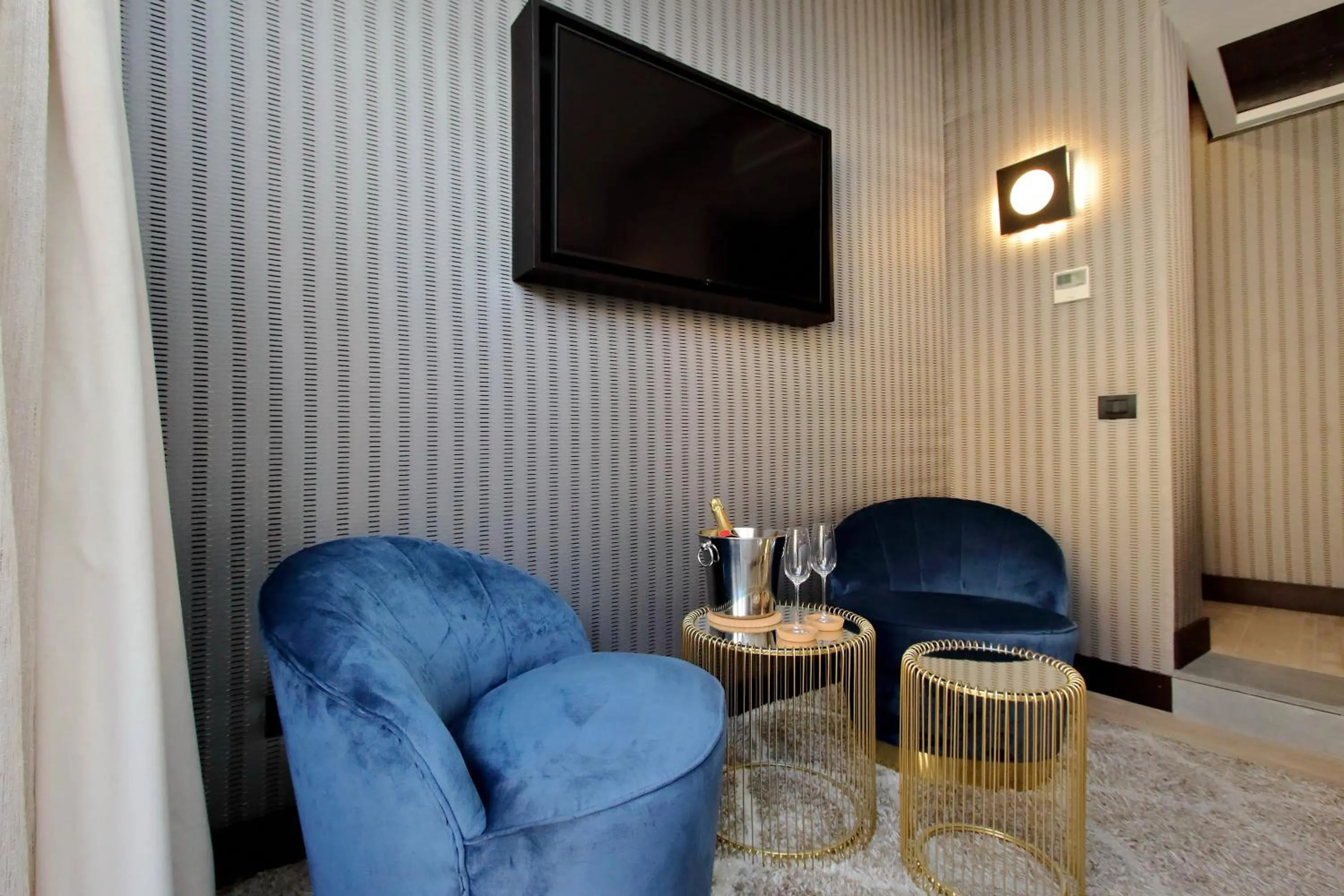 Communal lounge/ TV room in HELMIRAGE PIAZZA DI SPAGNA SUITE