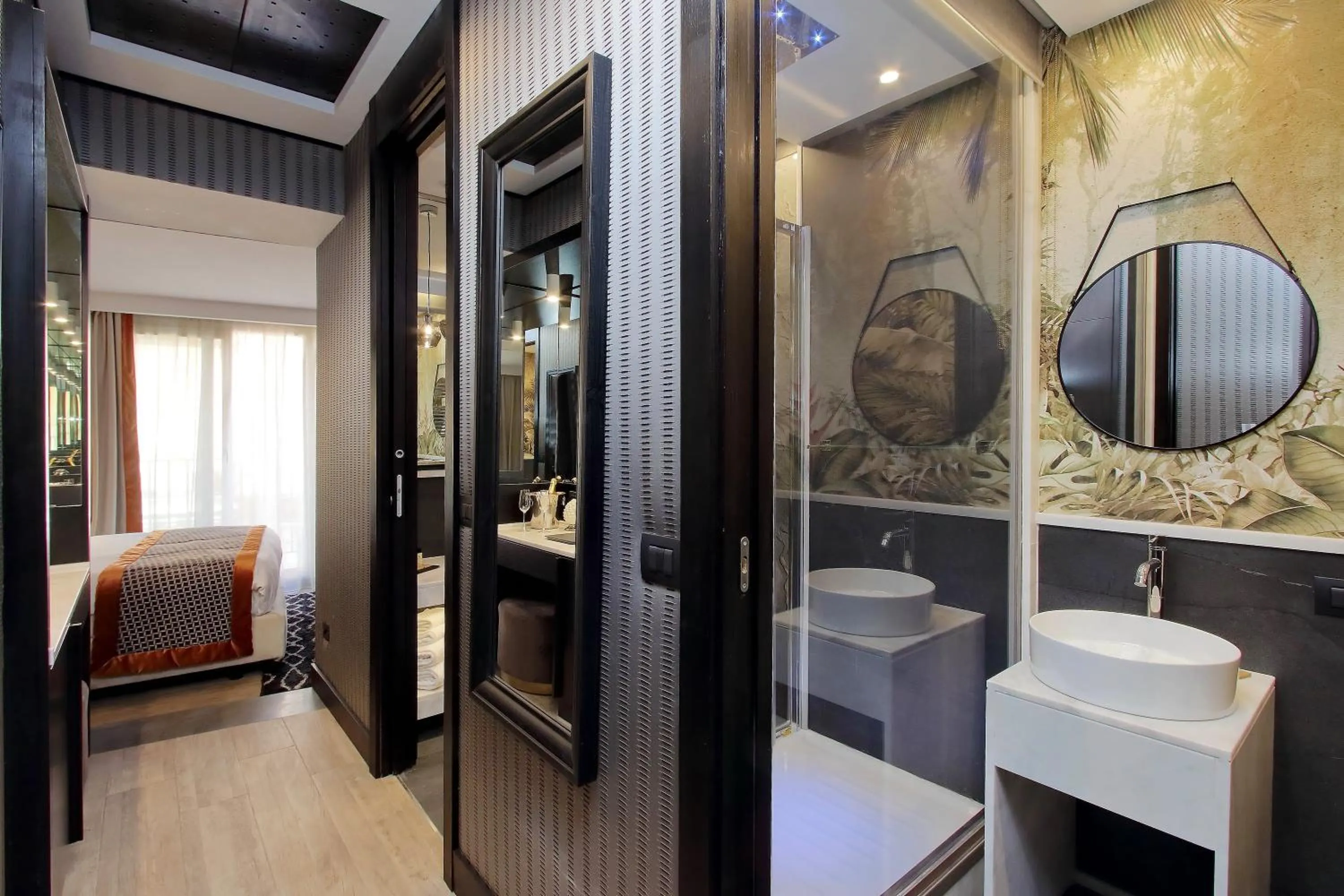 Shower in HELMIRAGE PIAZZA DI SPAGNA SUITE