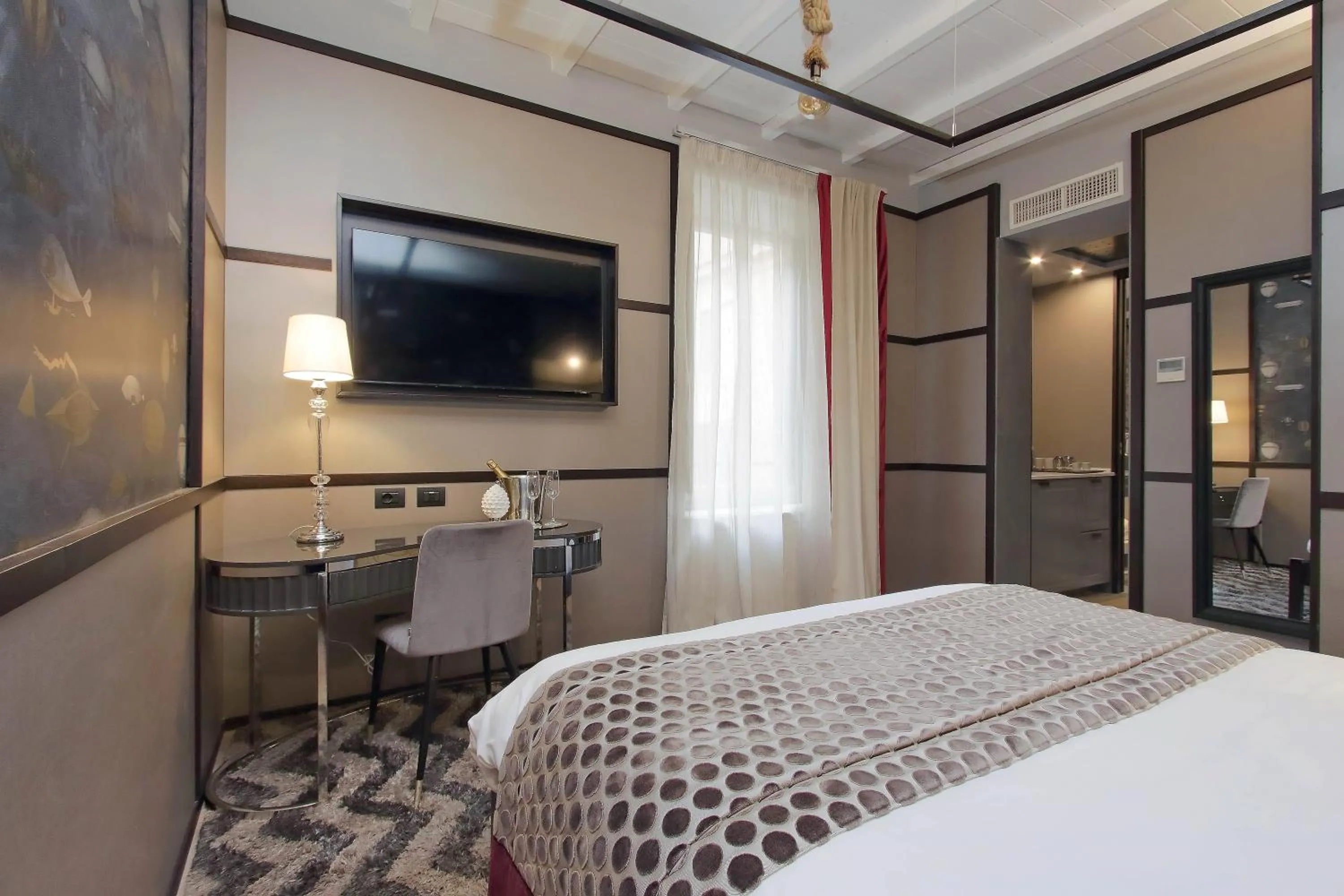 Bed in HELMIRAGE PIAZZA DI SPAGNA SUITE