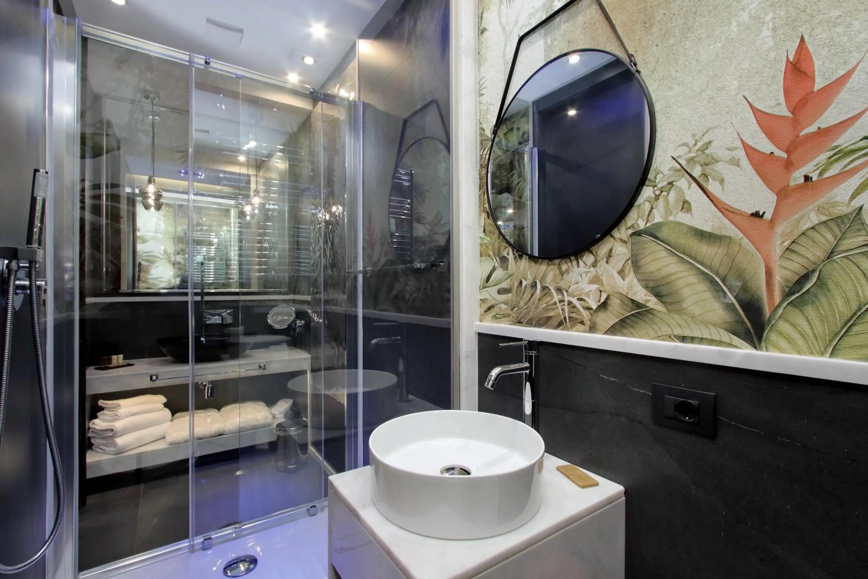 Shower in HELMIRAGE PIAZZA DI SPAGNA SUITE