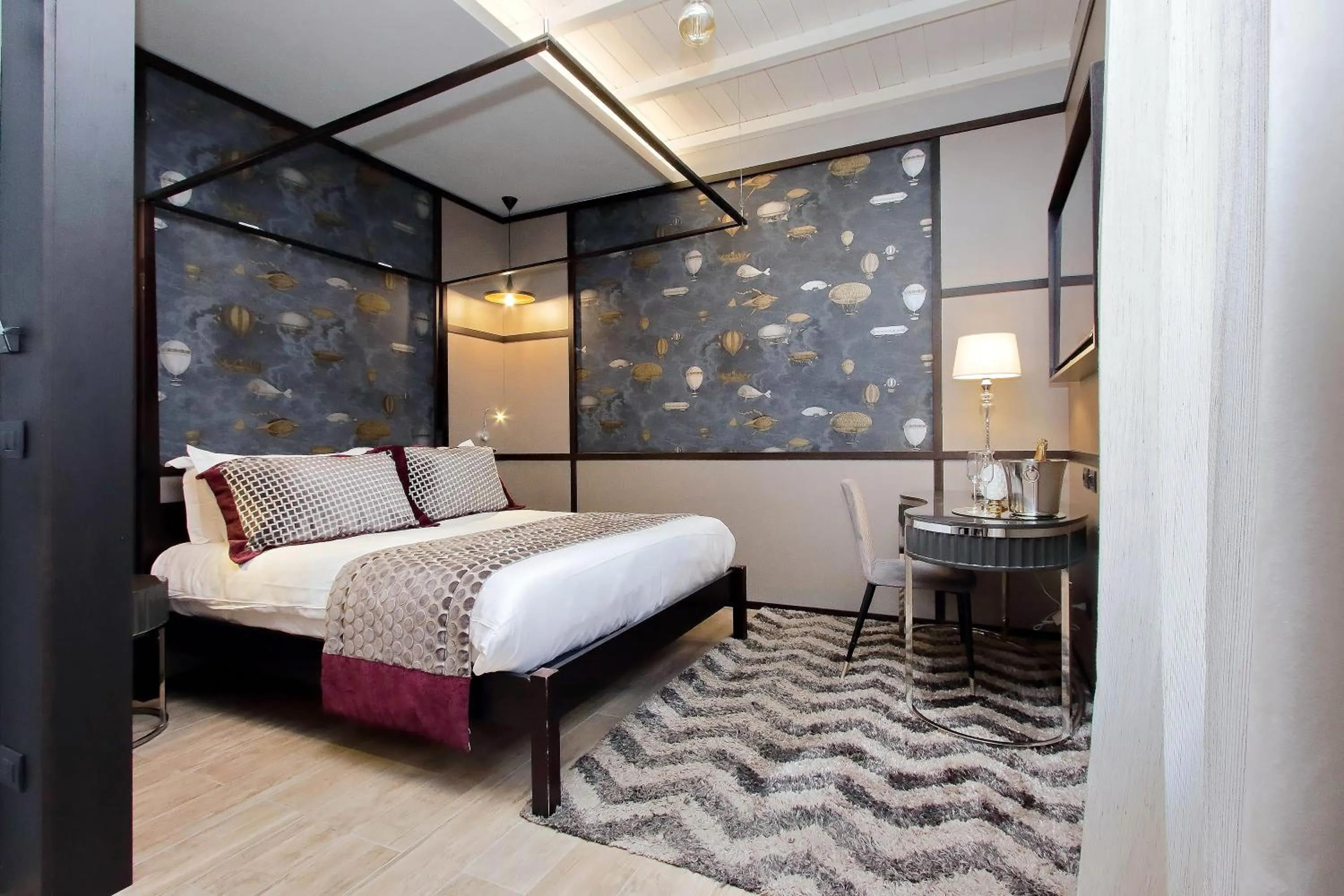 Bed in HELMIRAGE PIAZZA DI SPAGNA SUITE