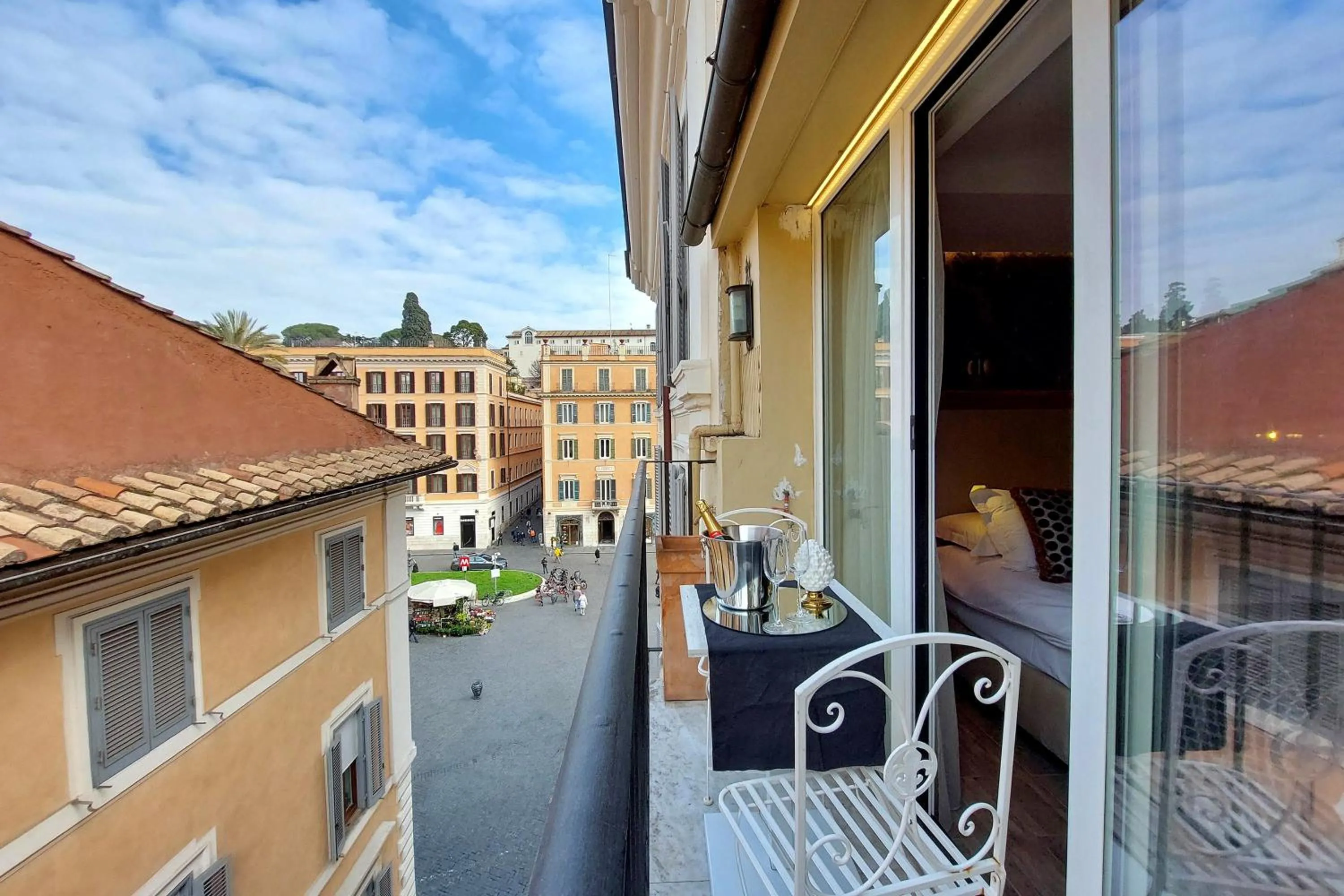 Property building in HELMIRAGE PIAZZA DI SPAGNA SUITE