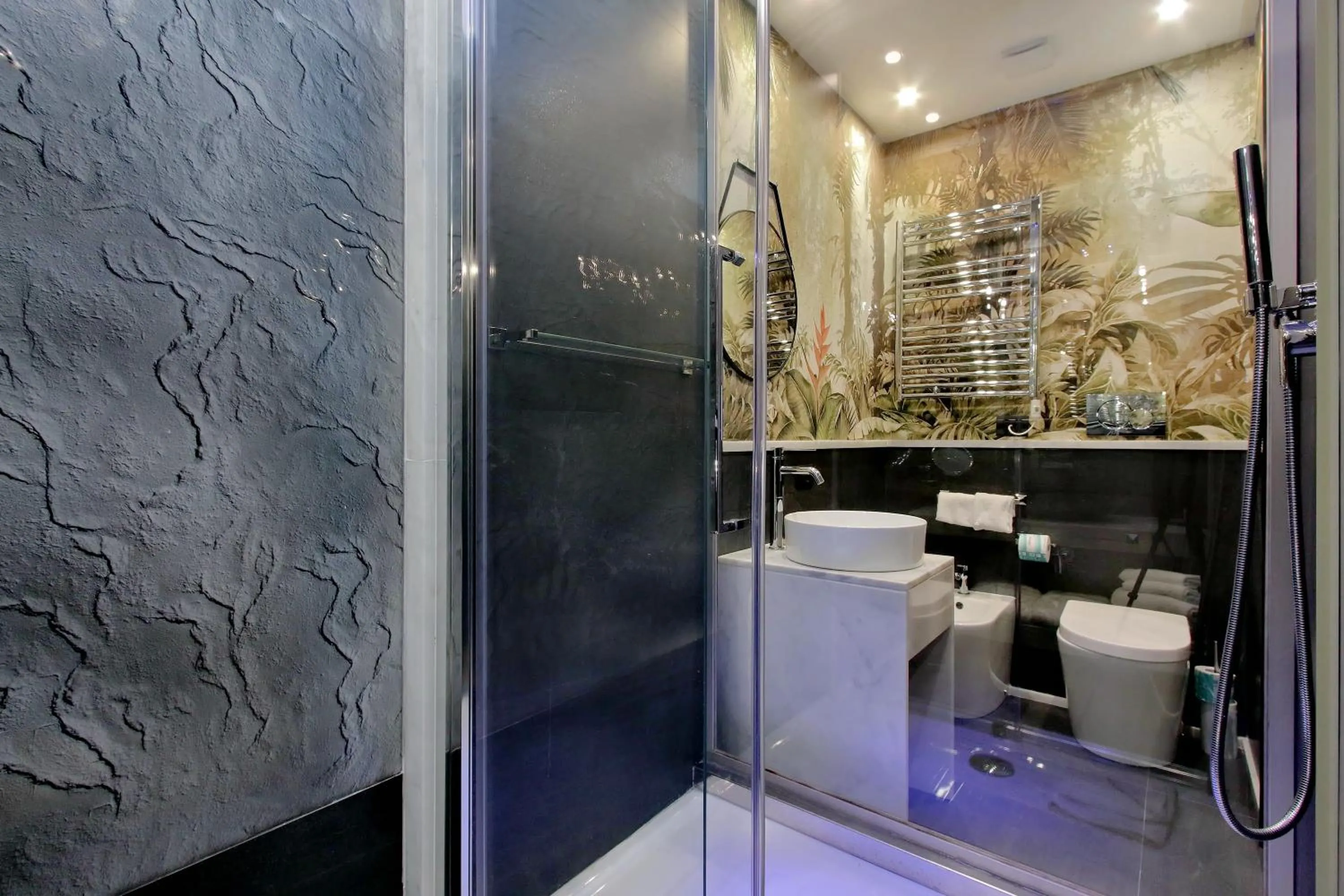 Shower in HELMIRAGE PIAZZA DI SPAGNA SUITE