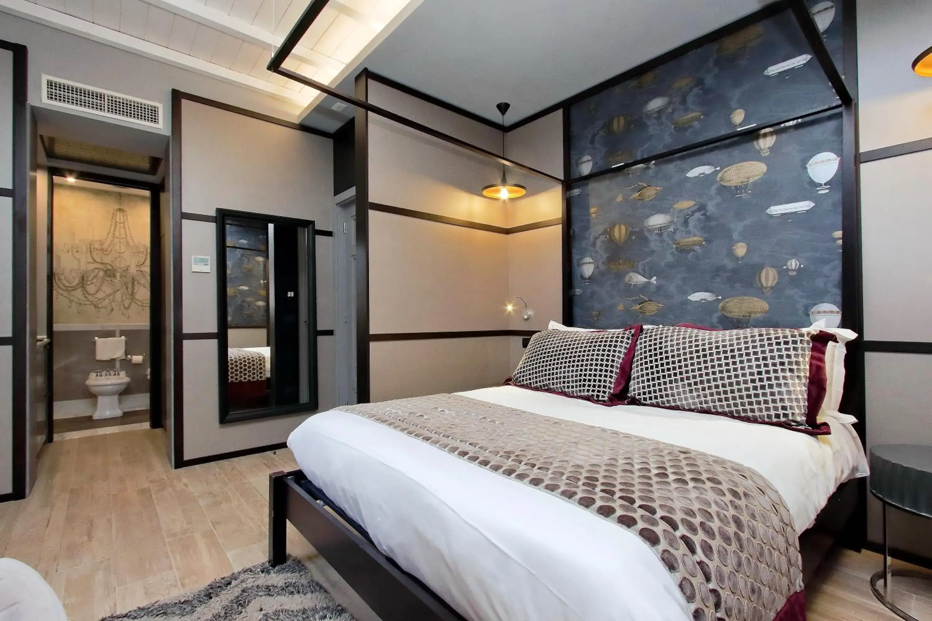 Bed in HELMIRAGE PIAZZA DI SPAGNA SUITE Bed in HELMIRAGE PIAZZA DI SPAGNA SUITE