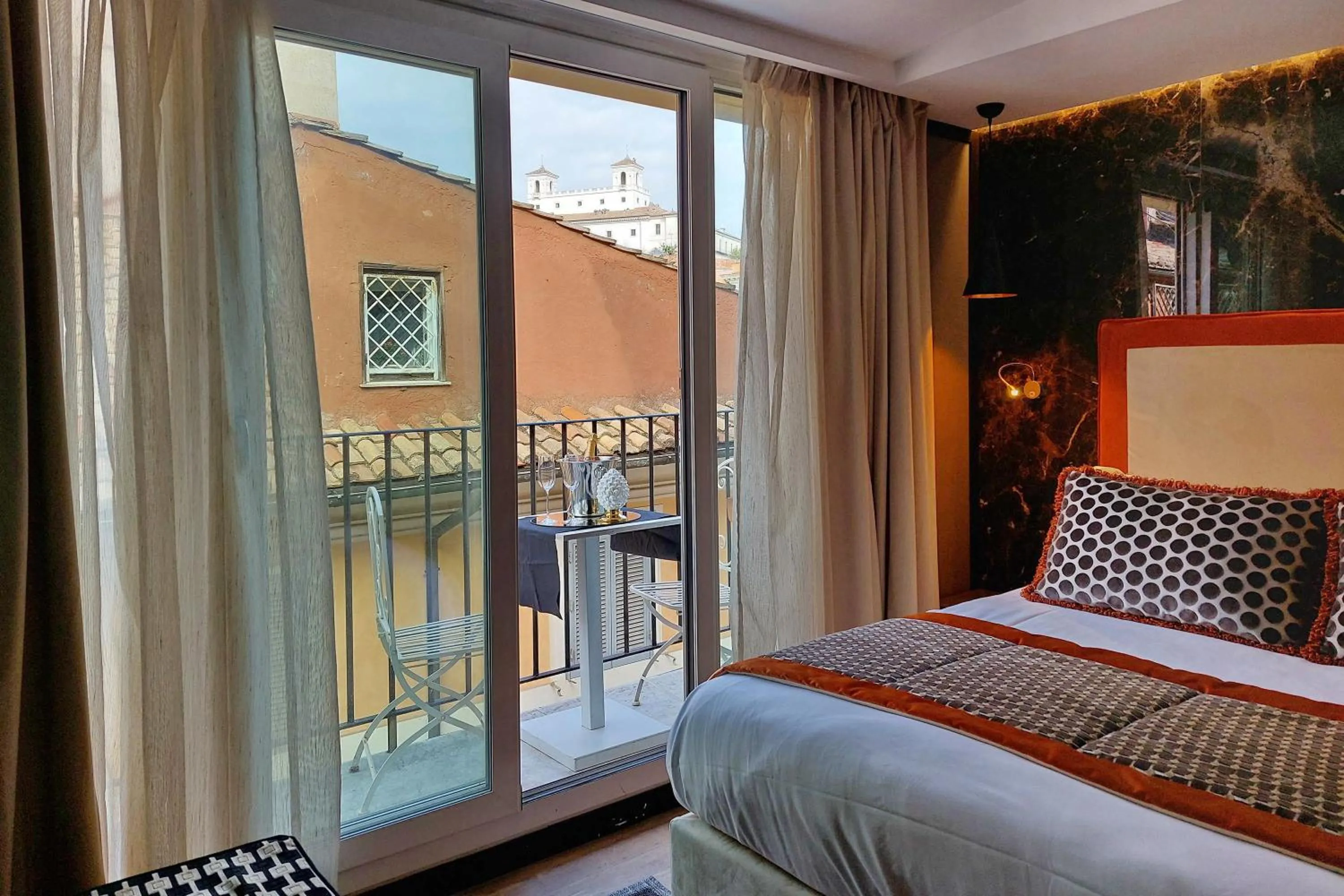 Bed in HELMIRAGE PIAZZA DI SPAGNA SUITE