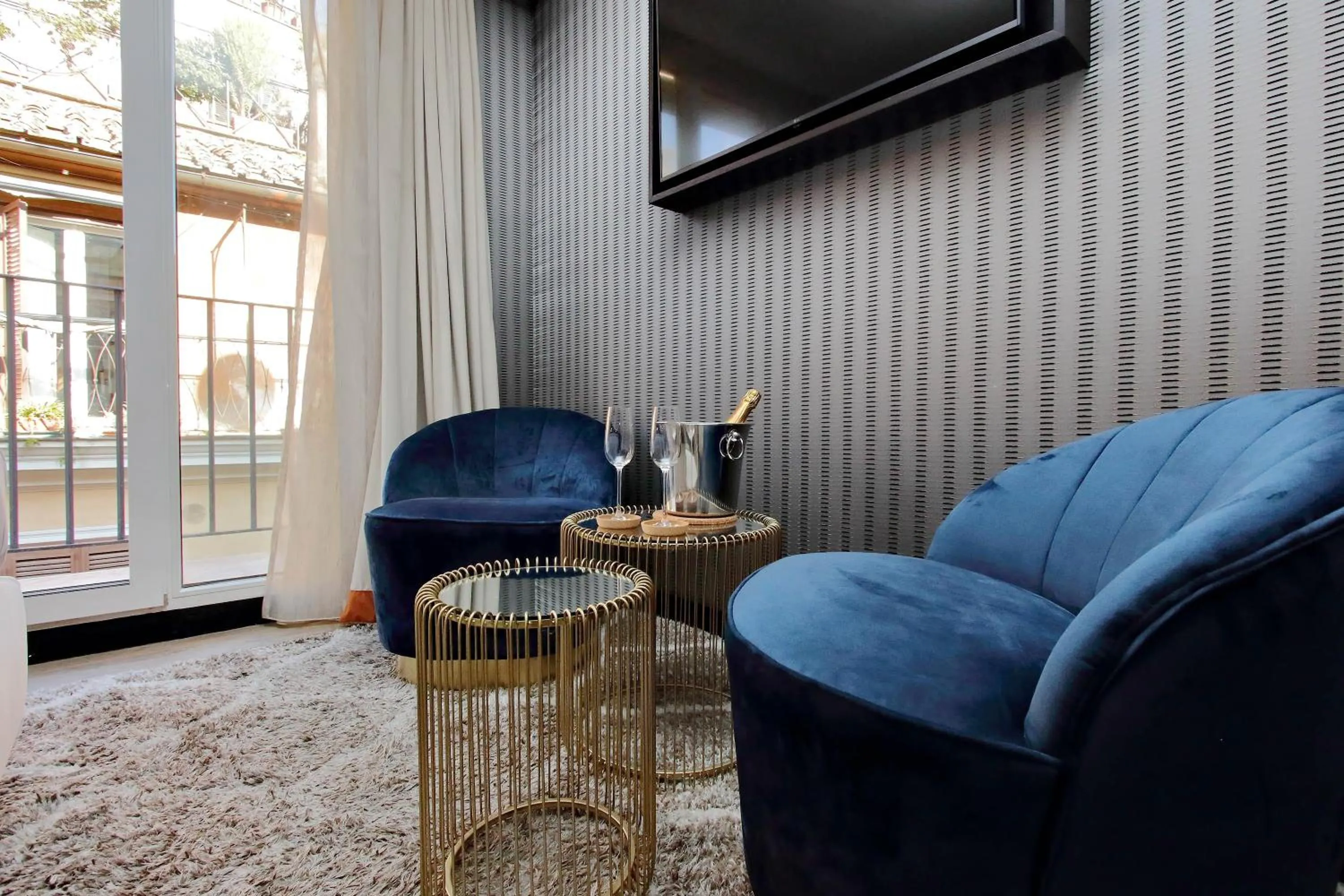 TV and multimedia in HELMIRAGE PIAZZA DI SPAGNA SUITE