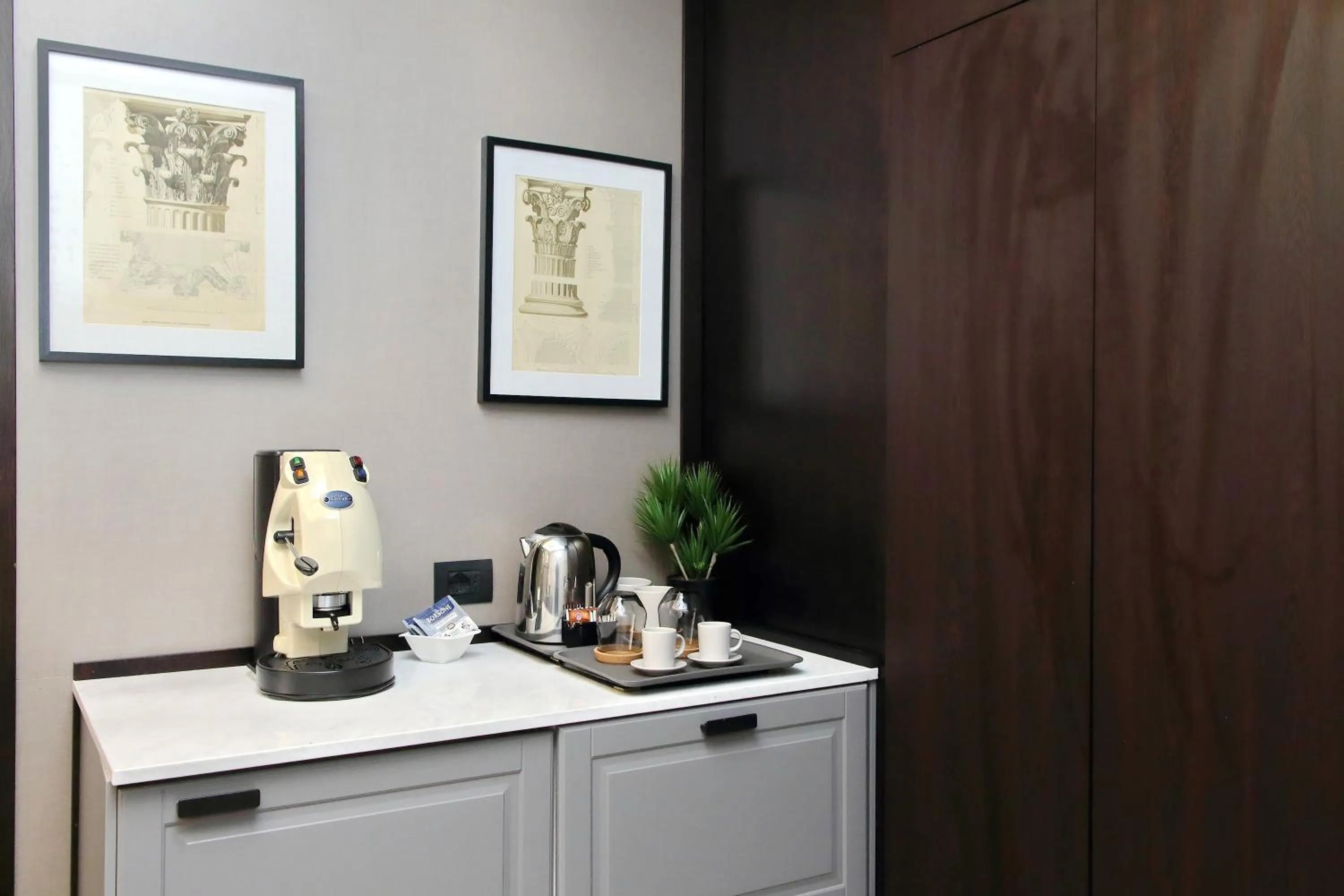 Coffee/tea facilities in HELMIRAGE PIAZZA DI SPAGNA SUITE