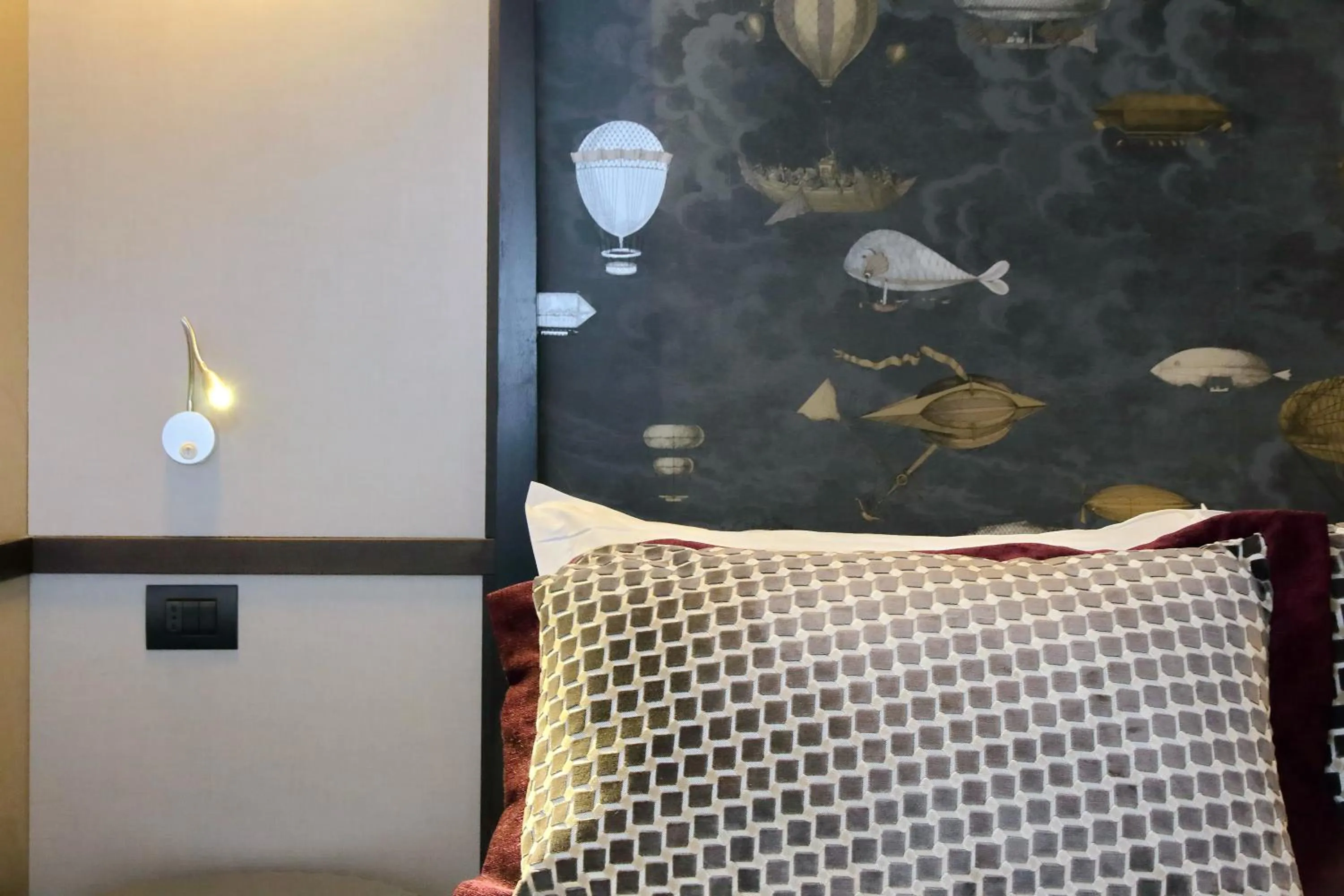 Bed in HELMIRAGE PIAZZA DI SPAGNA SUITE