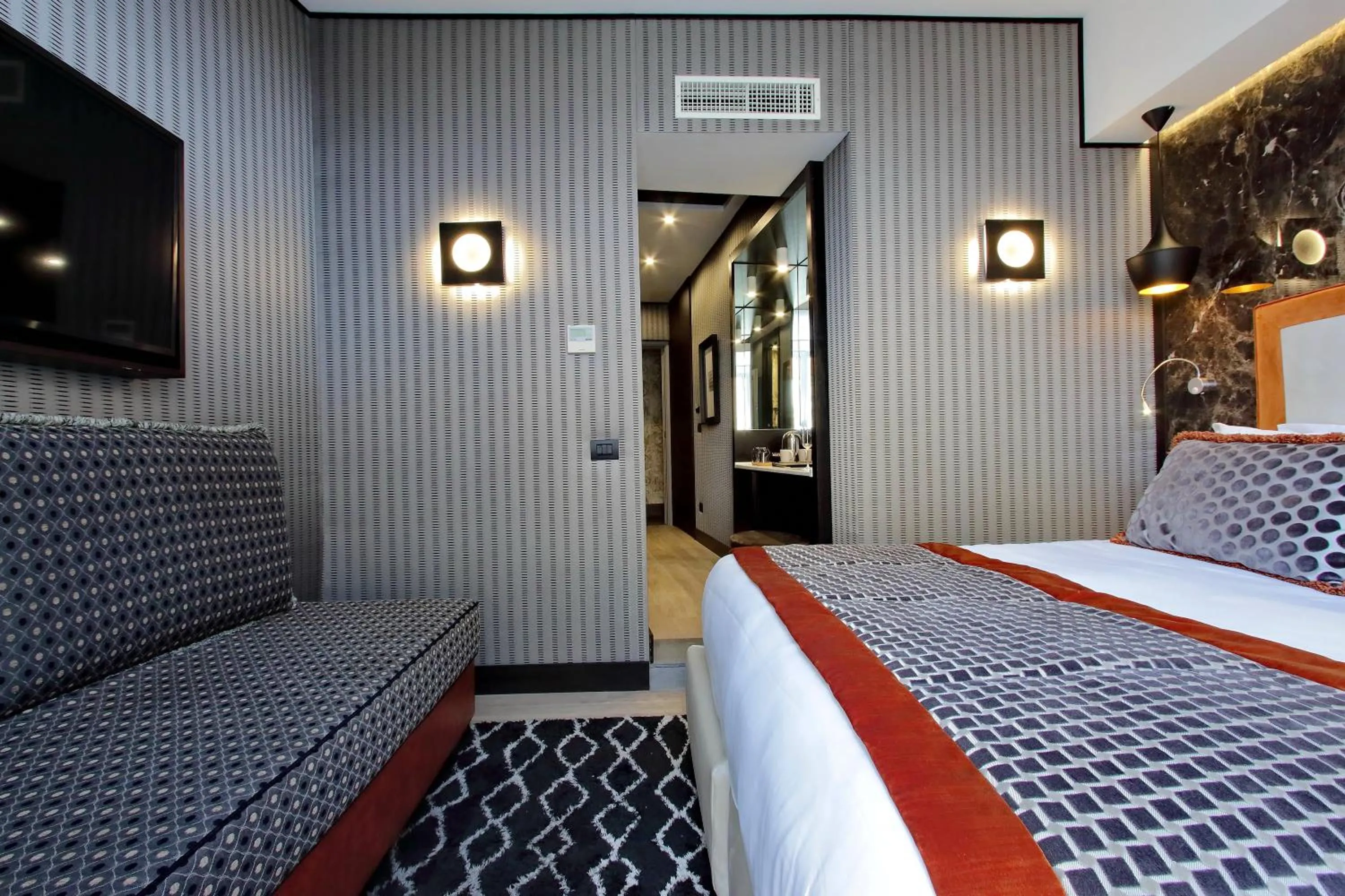 Bed in HELMIRAGE PIAZZA DI SPAGNA SUITE