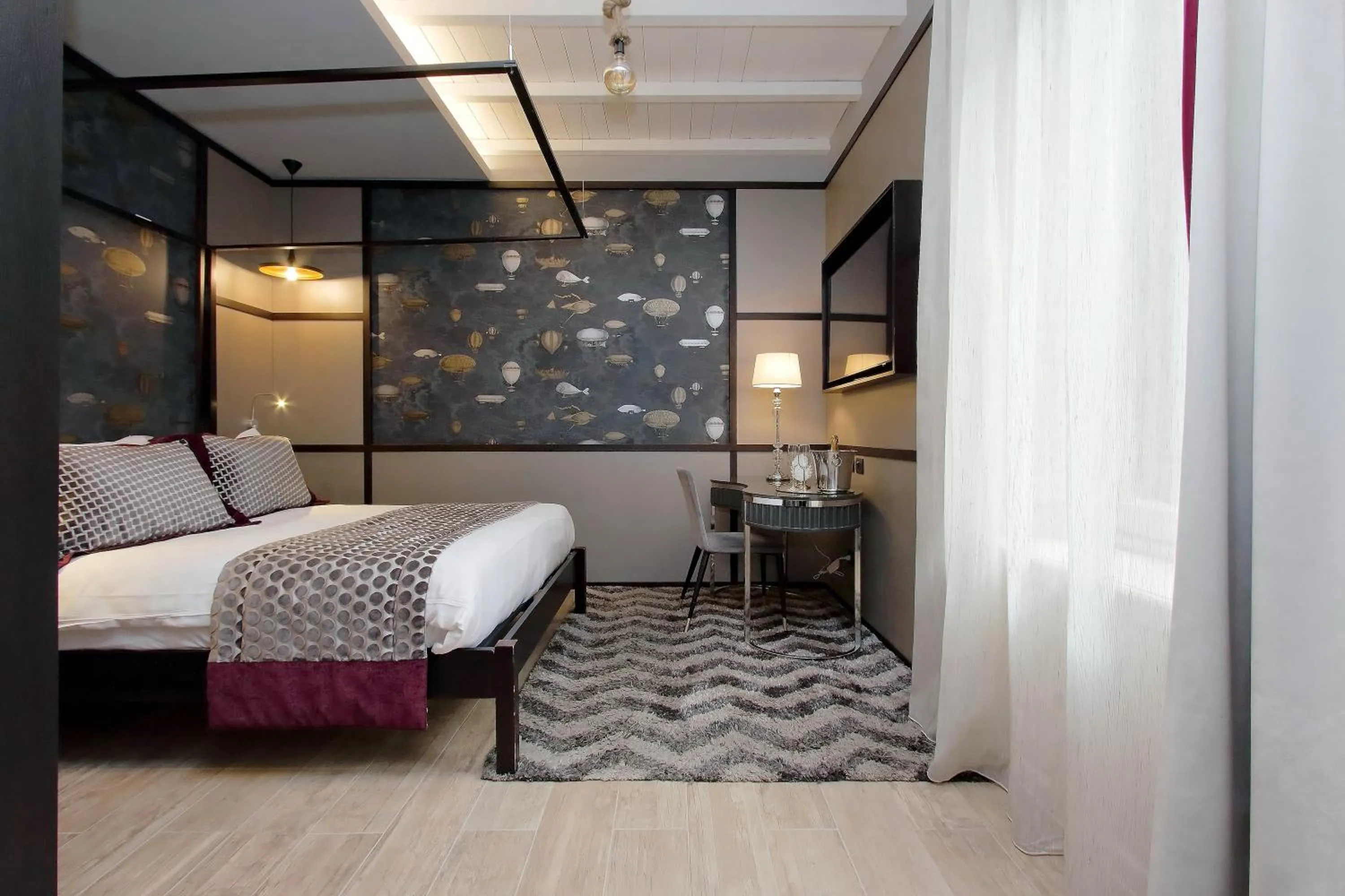 Bed in HELMIRAGE PIAZZA DI SPAGNA SUITE