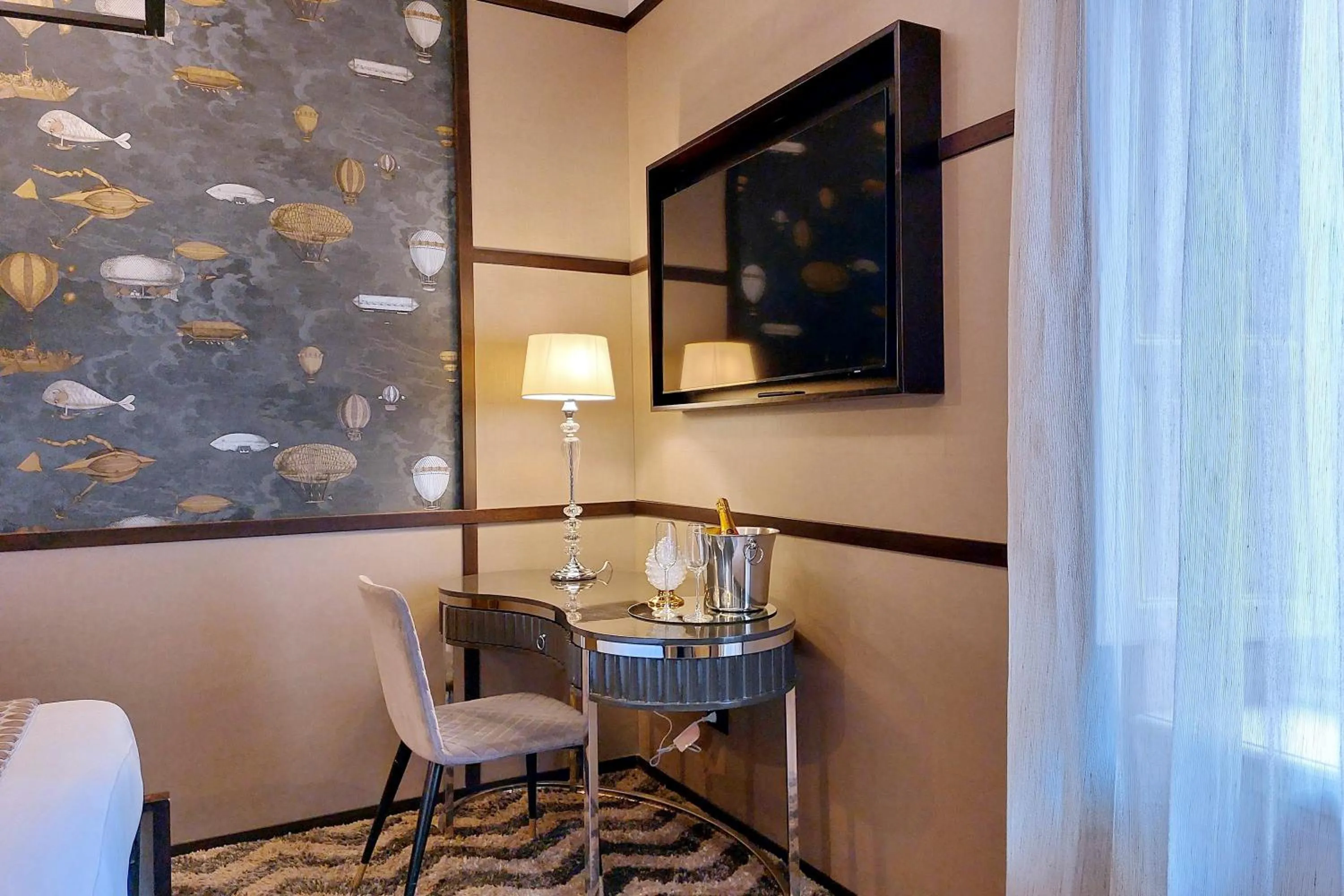 TV and multimedia in HELMIRAGE PIAZZA DI SPAGNA SUITE