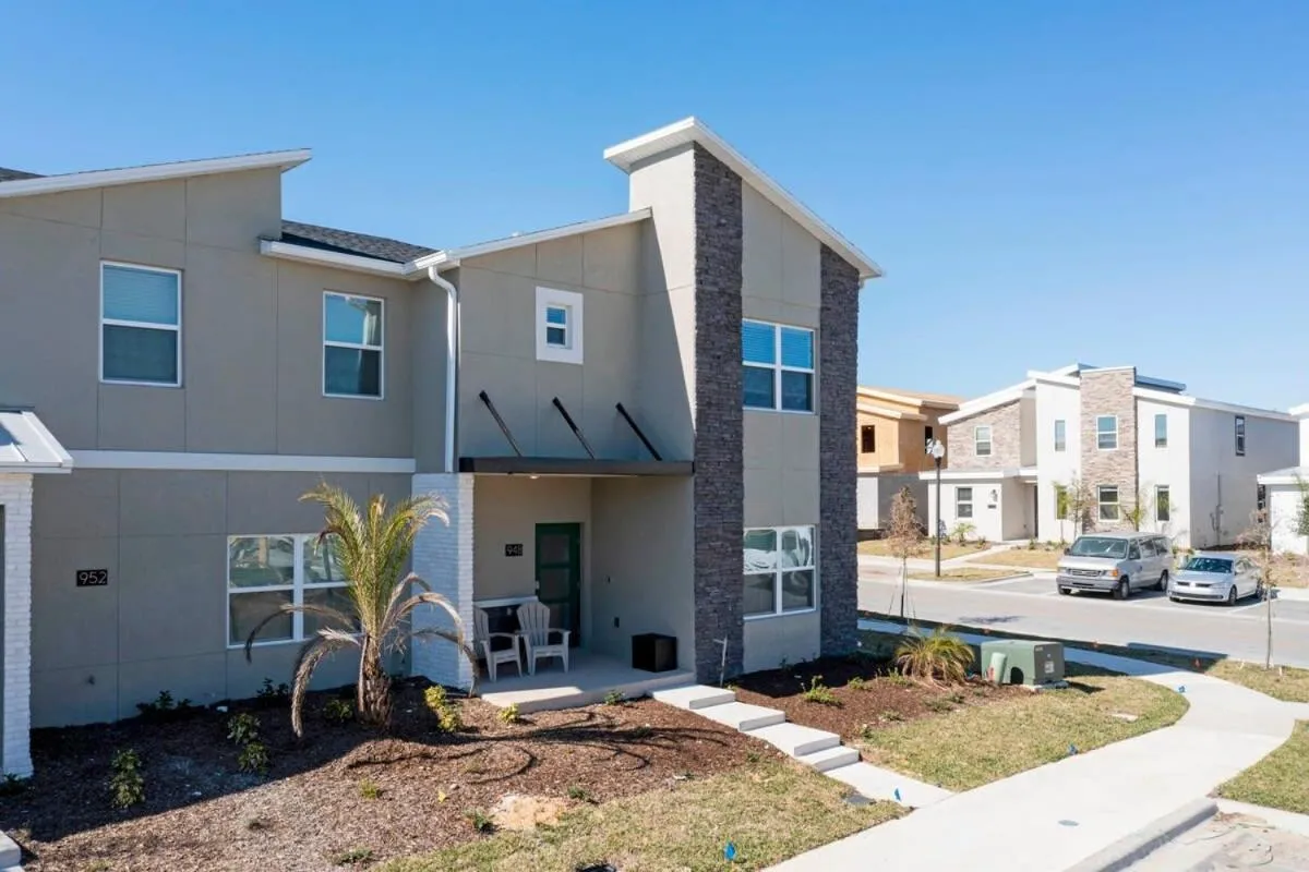 Gorgeous 5 Bd w/ Pool Close to Disney @ Champions Gate 948