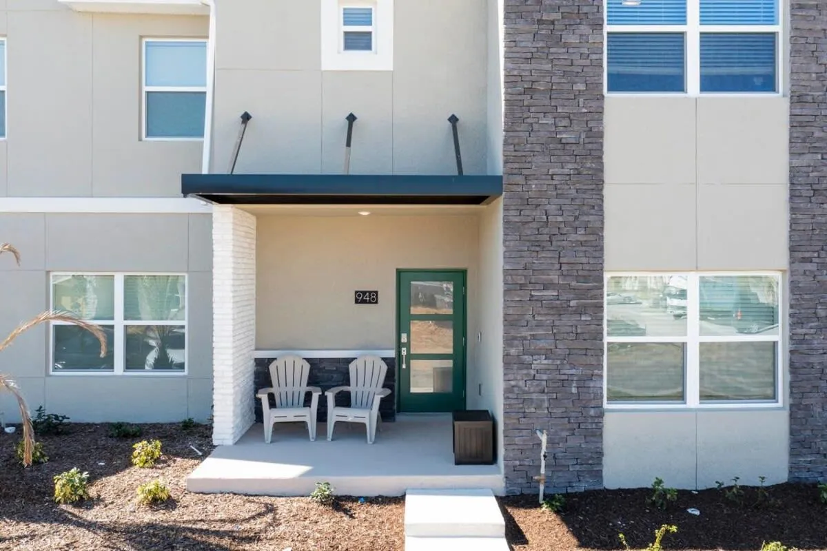 Gorgeous 5 Bd w/ Pool Close to Disney @ Champions Gate 948