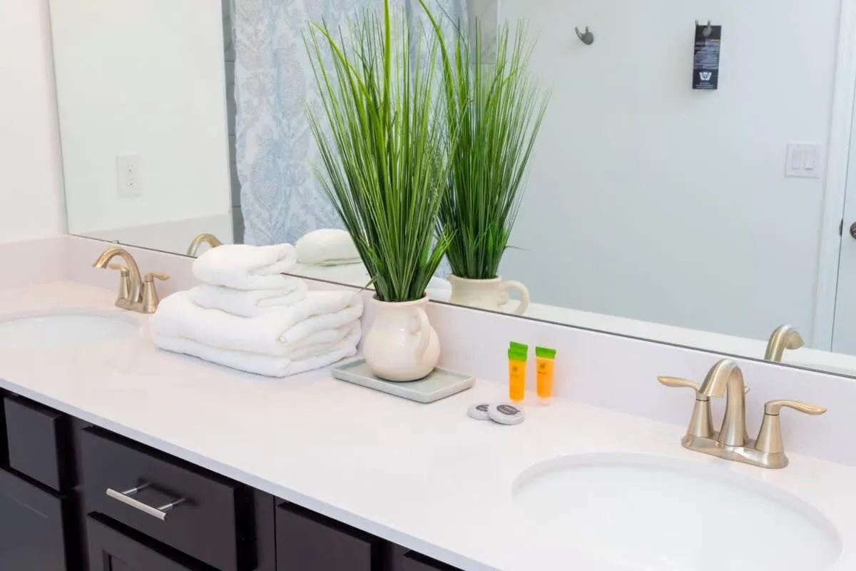 Gorgeous 5 Bd w/ Pool Close to Disney @ Champions Gate 948