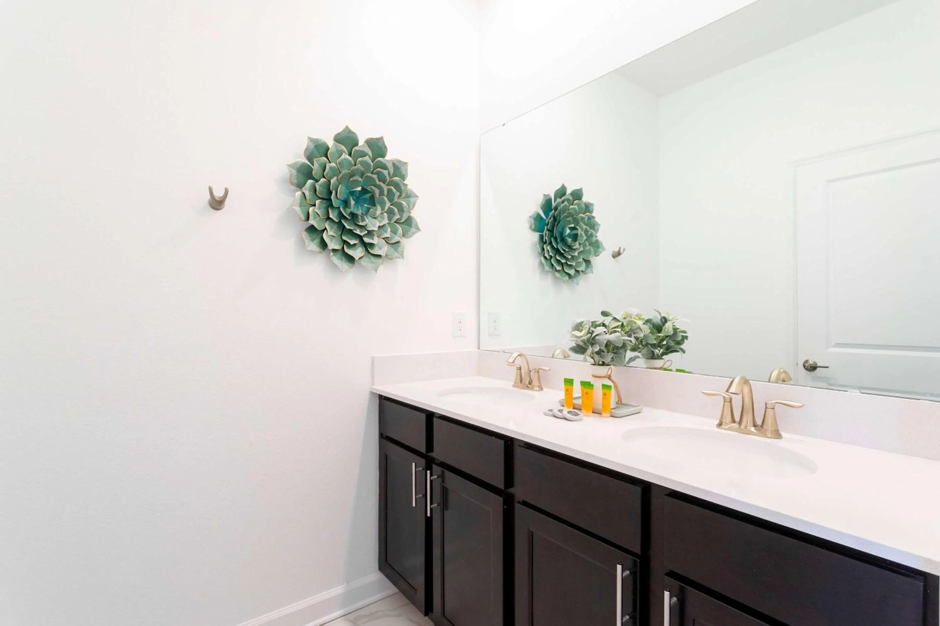 Gorgeous 5 Bd w/ Pool Close to Disney @ Champions Gate 948