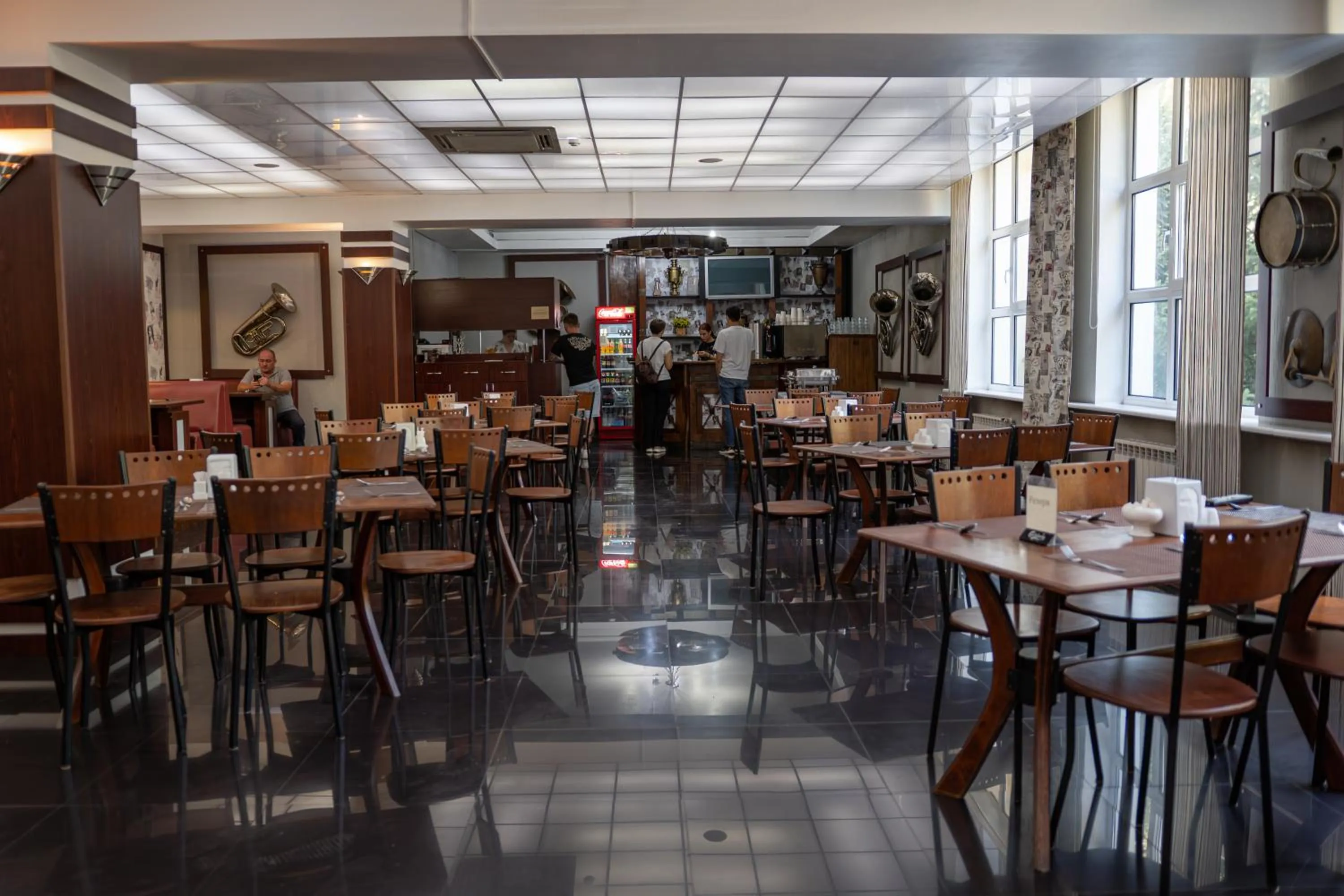 Restaurant/places to eat in Alpen Ville