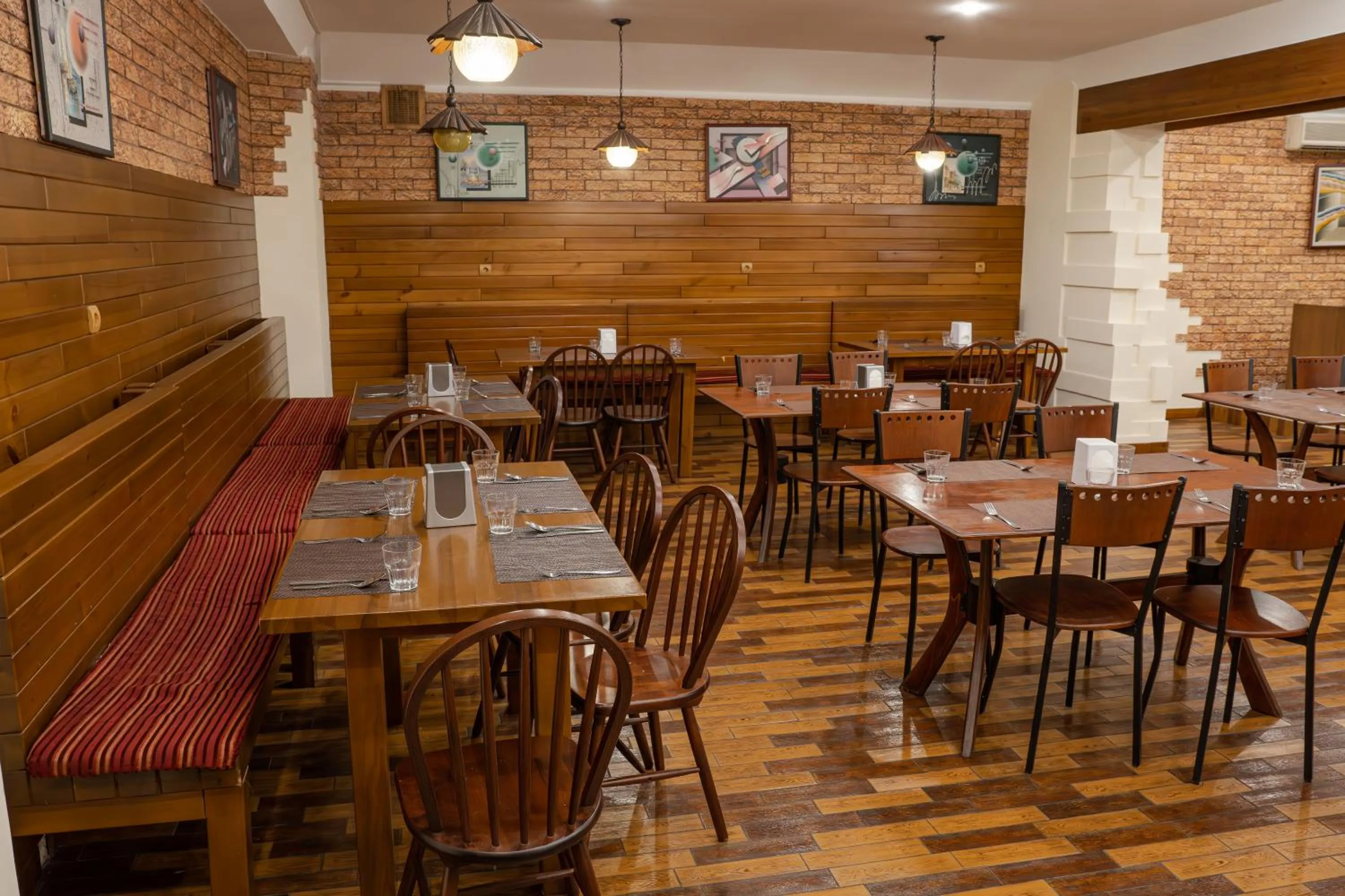 Restaurant/places to eat in Alpen Ville