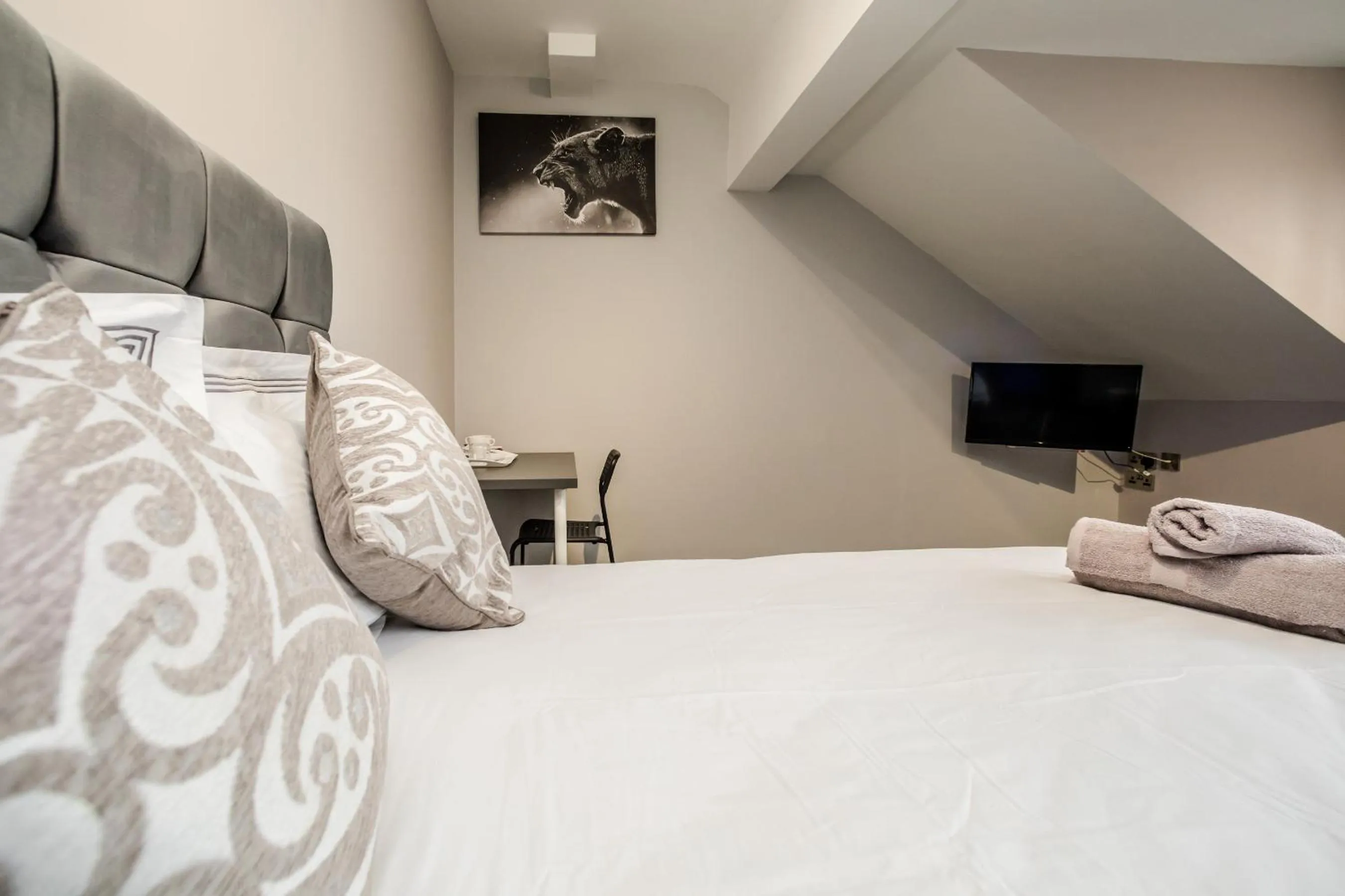 Bed in Huddersfield Central Lodge