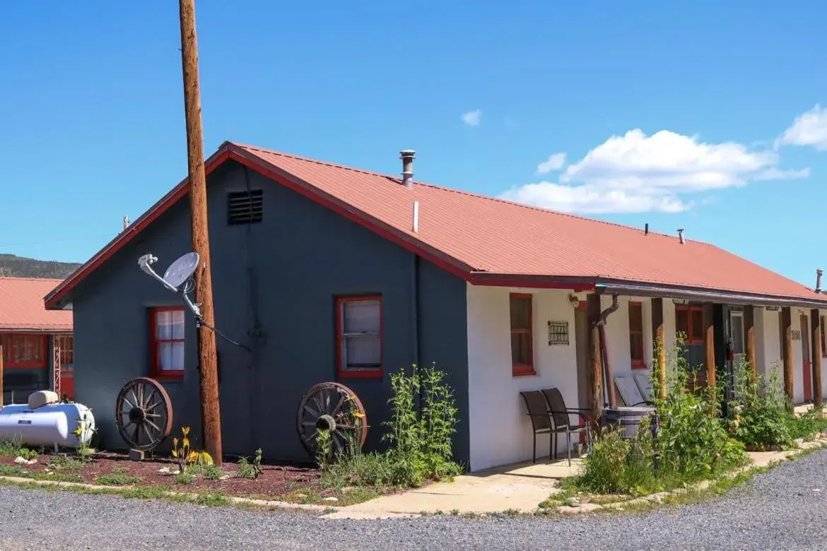 Property building in Hikers Cimarron Inn & RV Park Property building in Hikers Cimarron Inn & RV Park