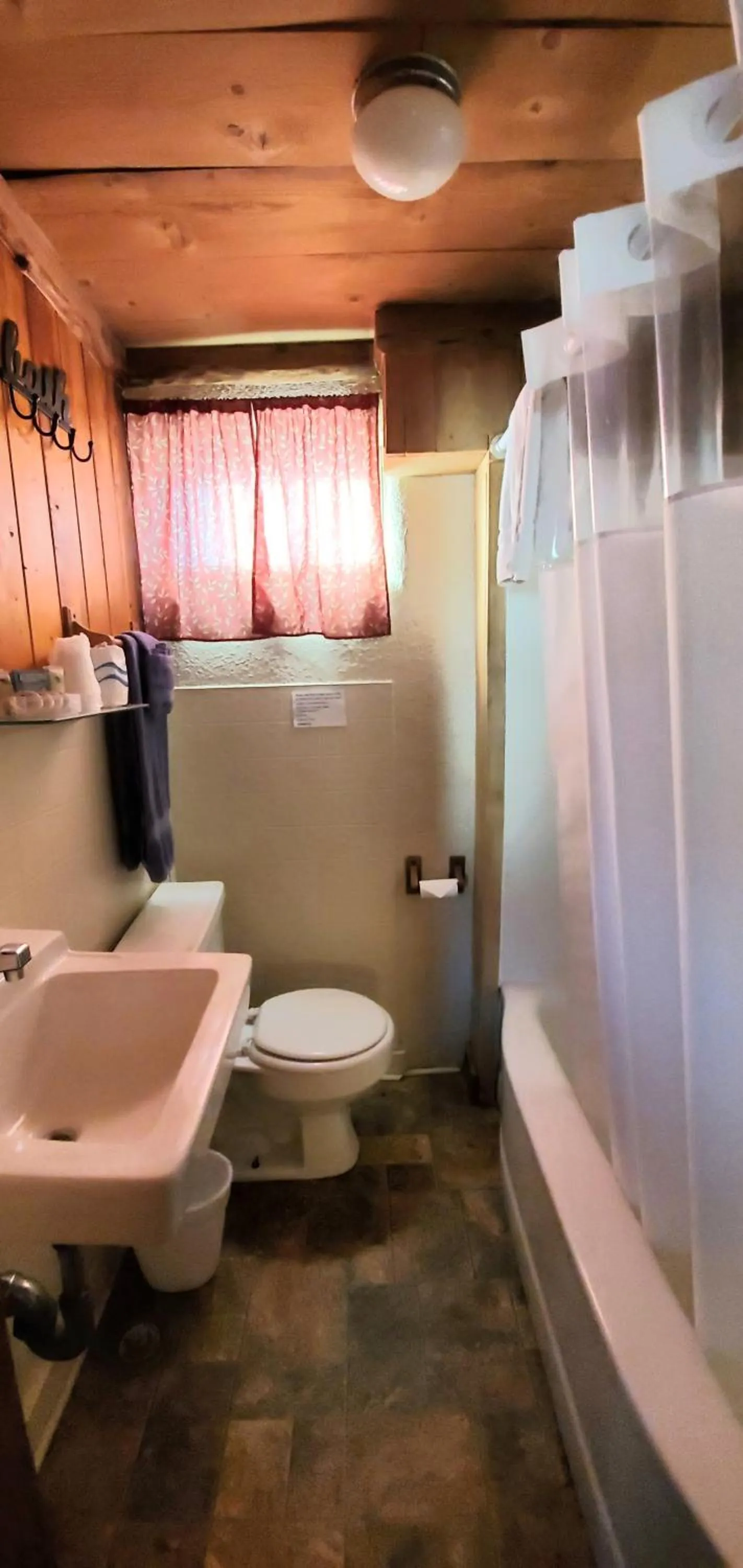 Bathroom in Hikers Cimarron Inn & RV Park