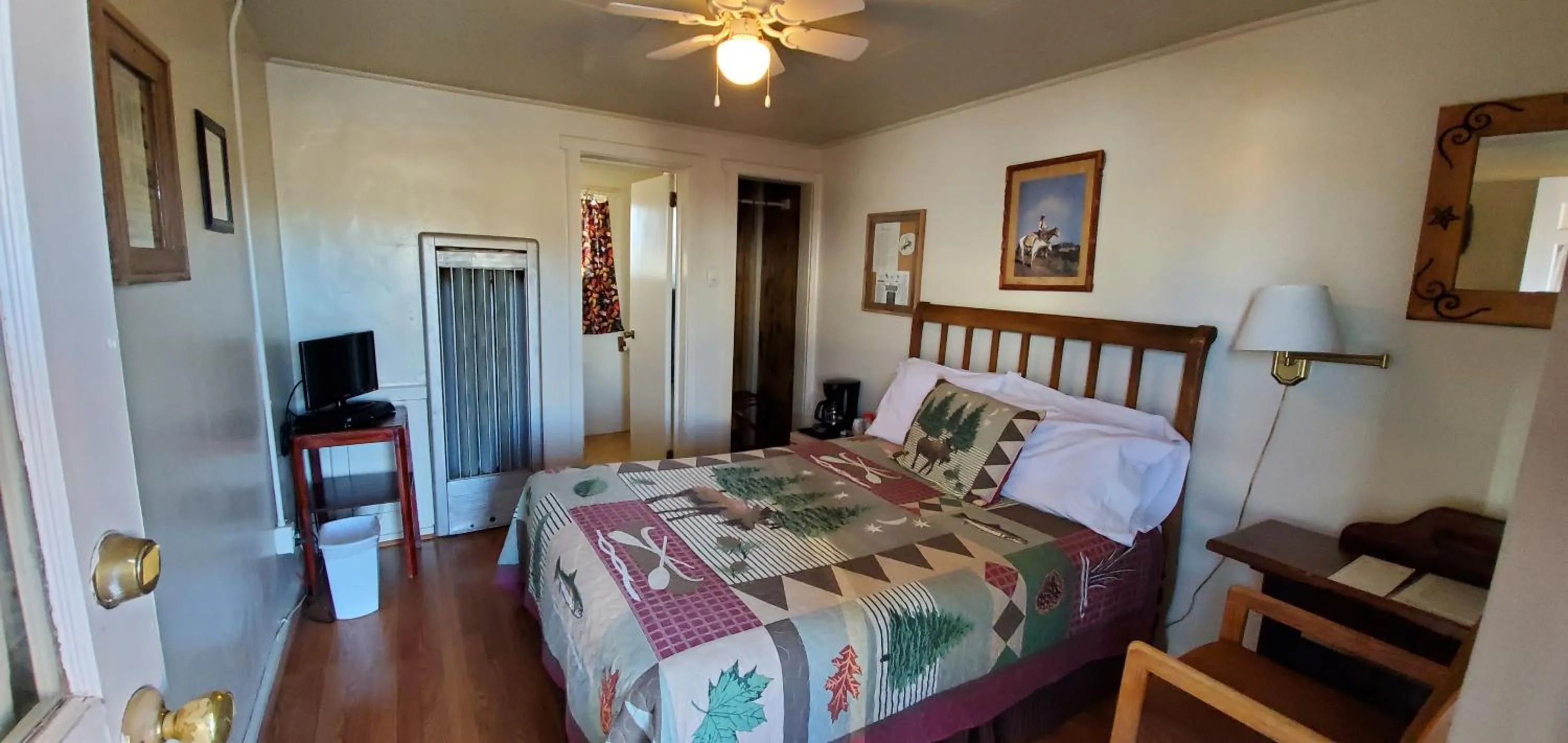 Photo of the whole room, Bed in Hikers Cimarron Inn & RV Park